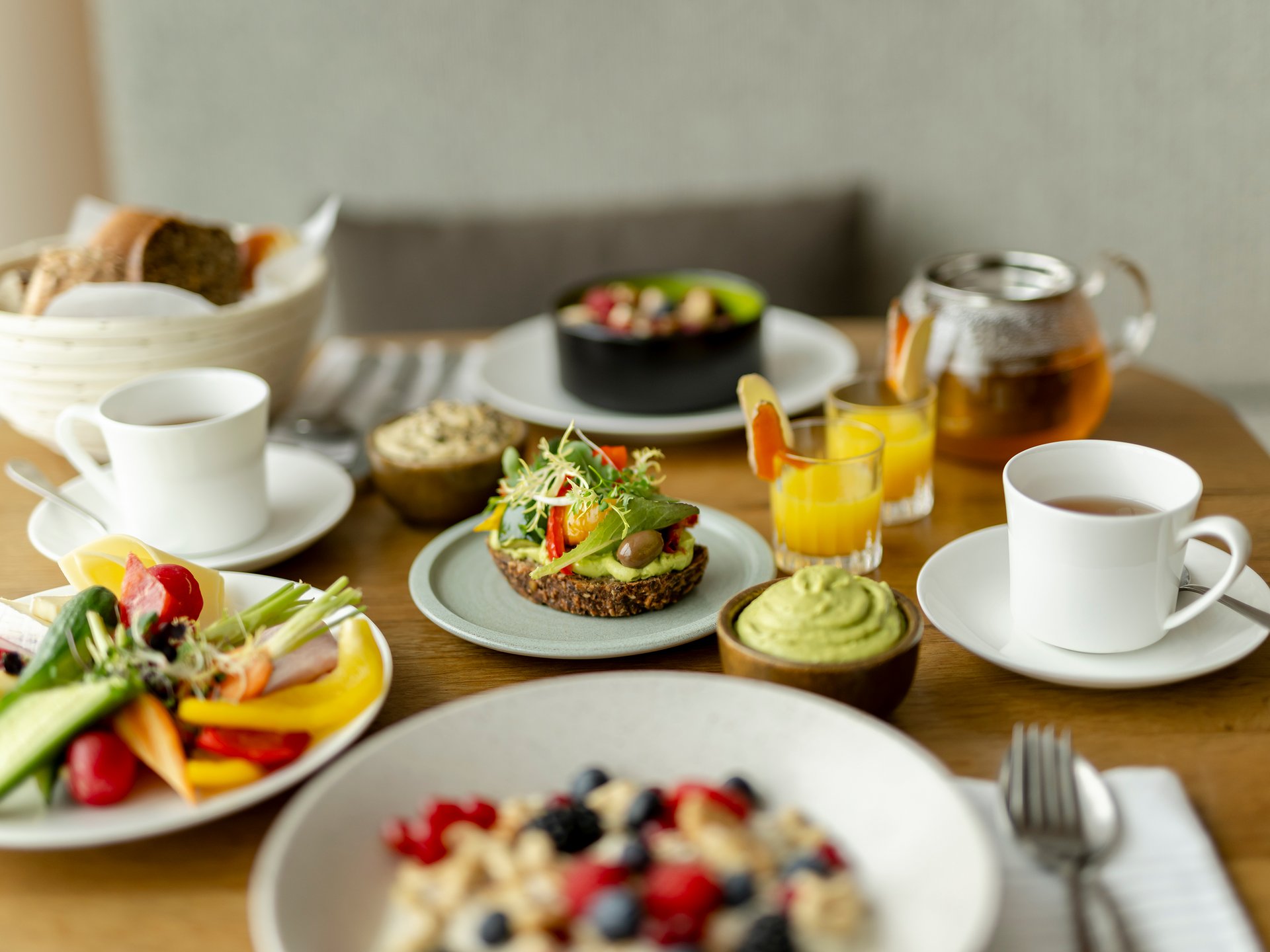 Seezeit re.connect – Bewusste Verbindung mit Natur & Kraftort Gesundes Frühstück mit Obst, Gemüse, Saft und Tee auf Holztisch