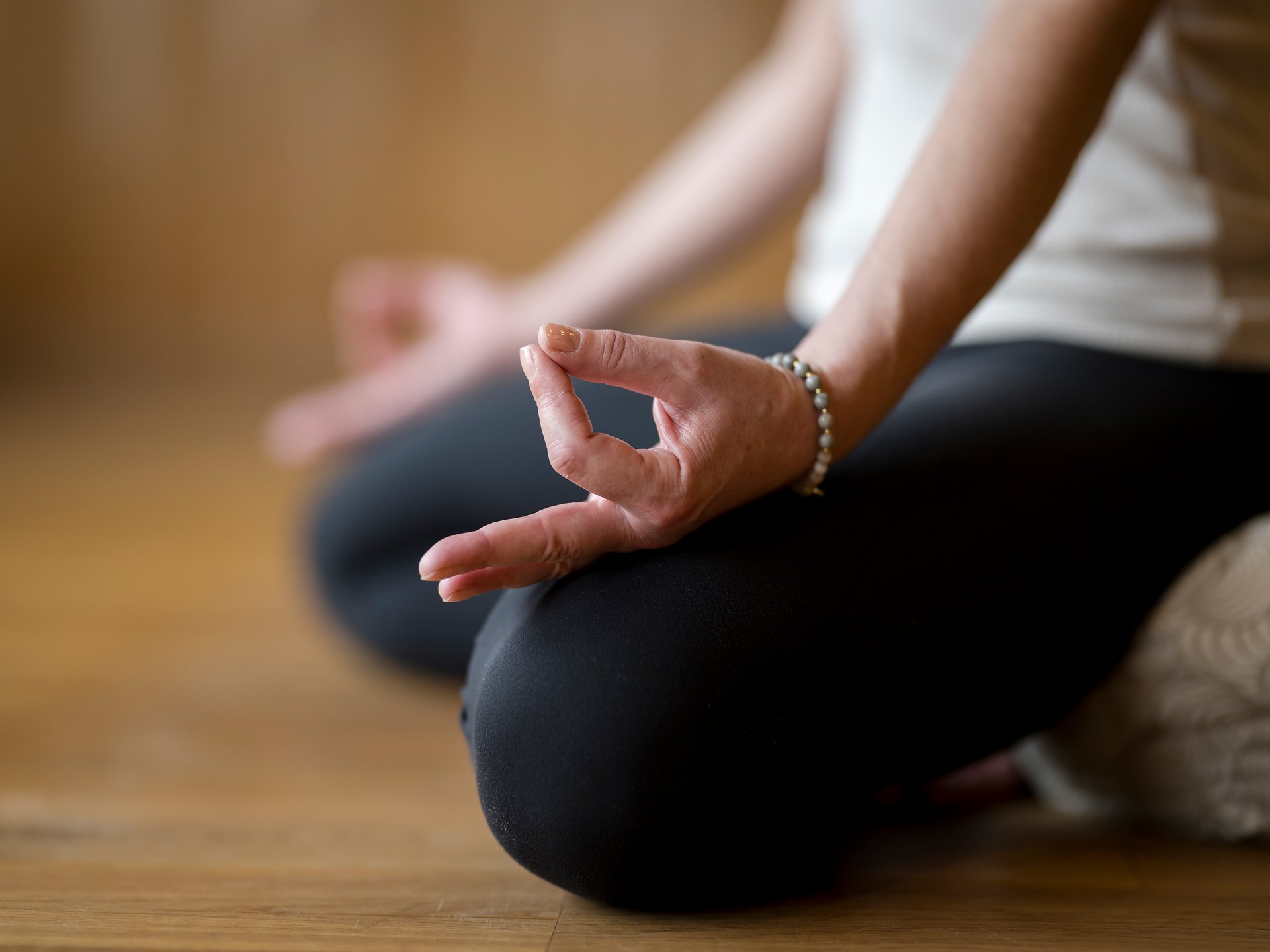 Seezeit re.connect – Bewusste Verbindung mit Natur & Kraftort Nahaufnahme von Händen in Meditationshaltung beim Yoga