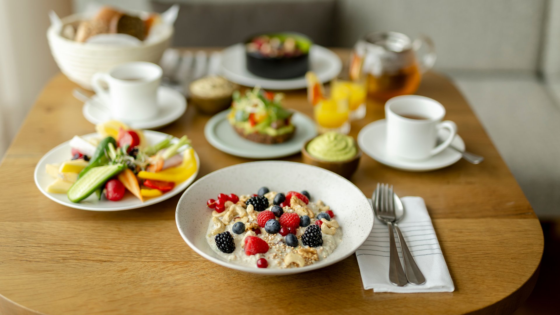 Seezeit re.connect – Bewusste Verbindung mit Natur & Kraftort Gesunder Frühstückstisch mit Müsli, Beeren, Gemüse und Getränken