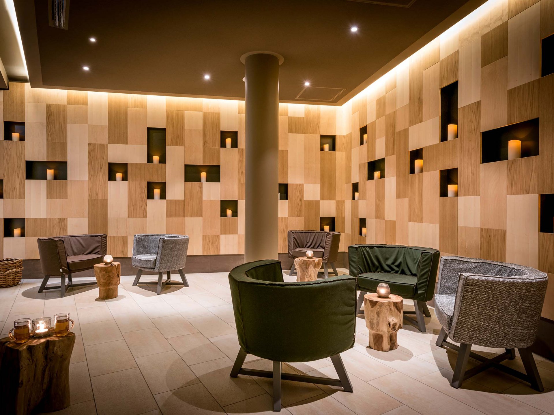 Le Seezeitlodge : votre hôtel au lac de Bostal Espace lounge moderne avec panneaux en bois et bougies dans des niches murales