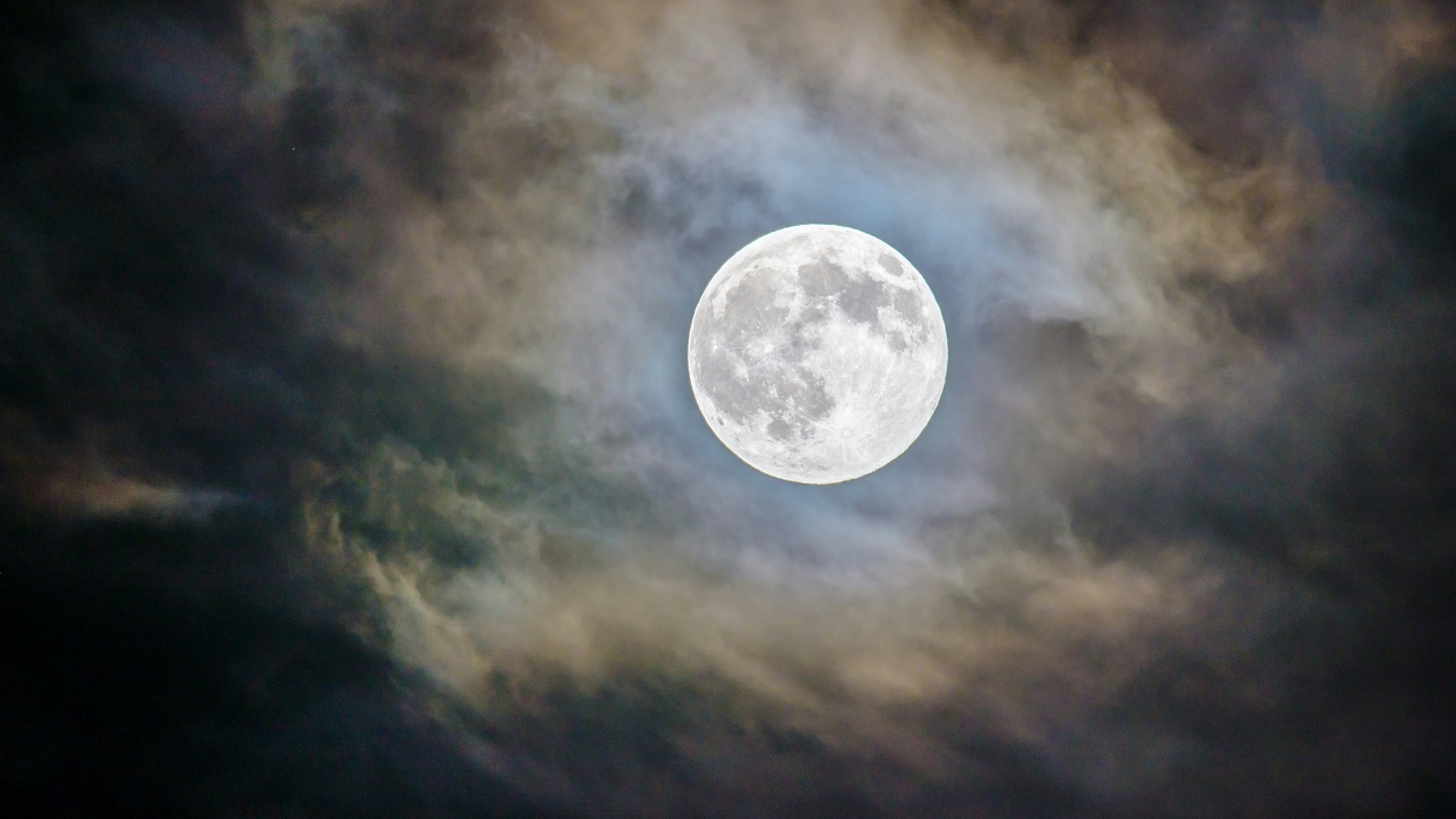 Seezeitlodge: Lieblingsgeschichten Vollmond mit Wolken und blauem Schimmer am Nachthimmel