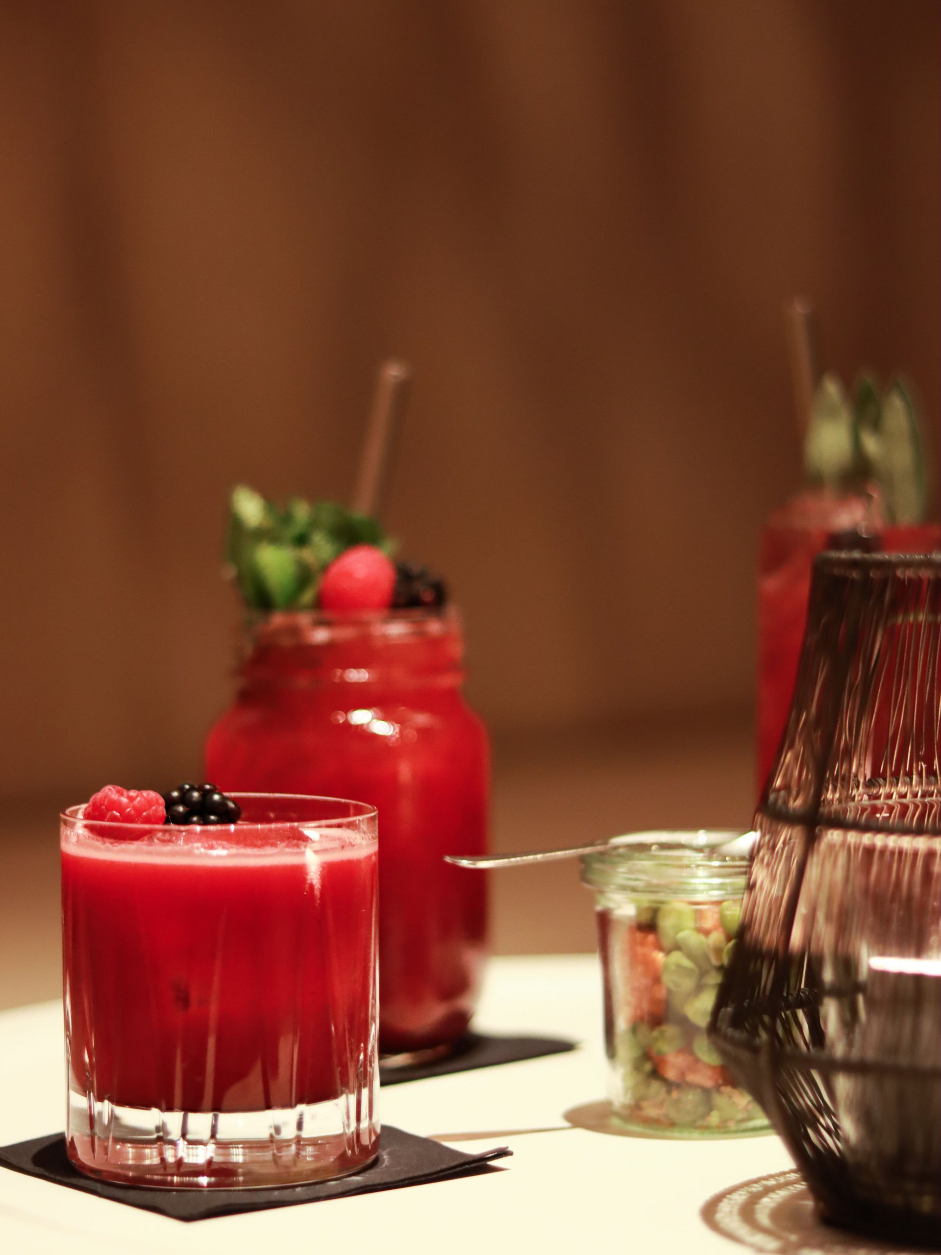 Seezeitlodge: Bildergalerie Rote Beeren-Cocktails in Gläsern auf einem weißen Tisch