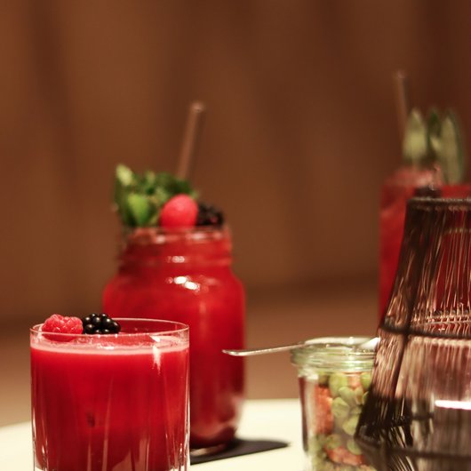 Seezeitlodge: Bar & Bistros Rote Beeren-Cocktails in Gläsern auf einem weißen Tisch