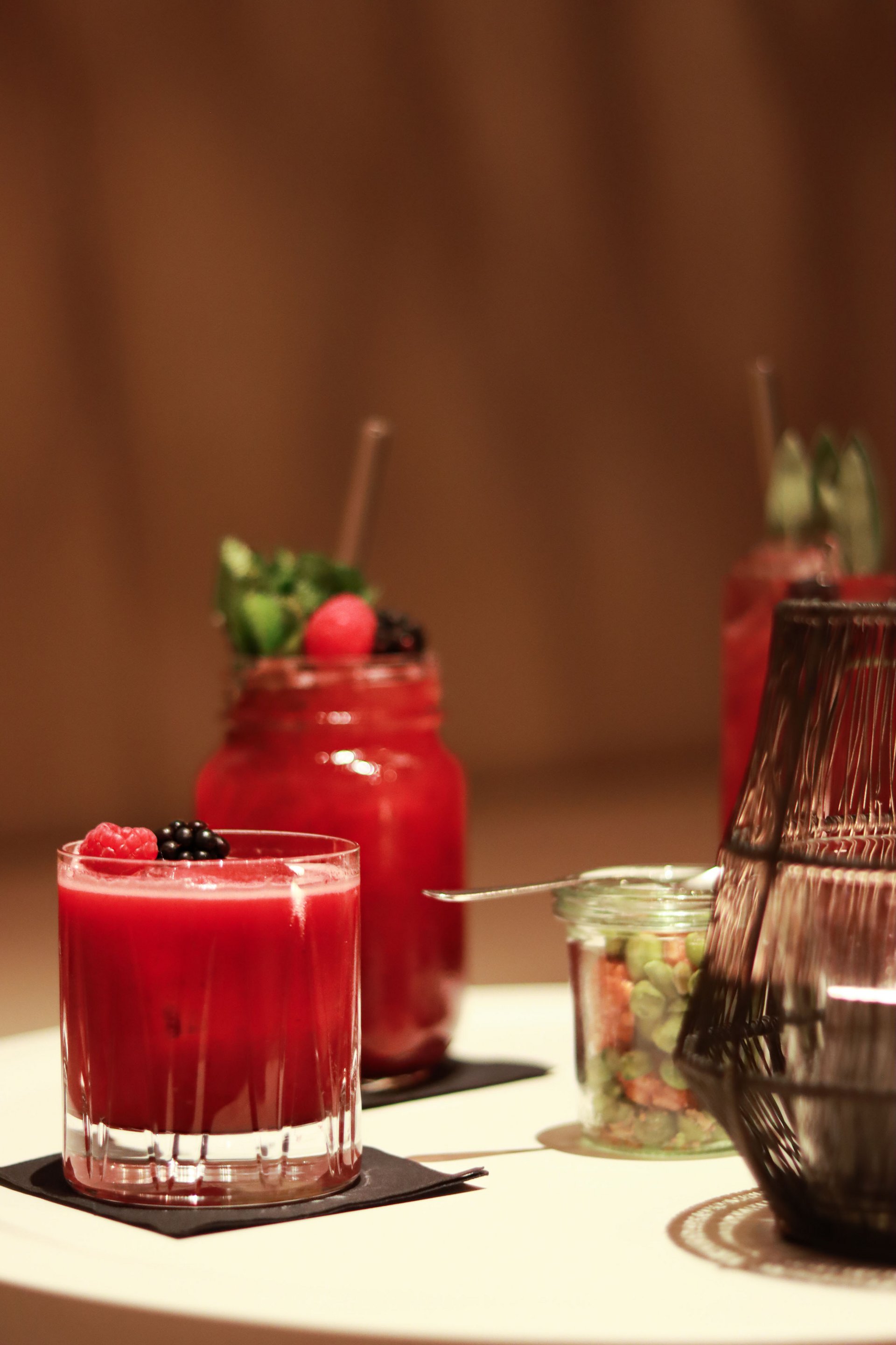 Seezeitlodge: Bildergalerie Rote Beeren-Cocktails in Gläsern auf einem weißen Tisch