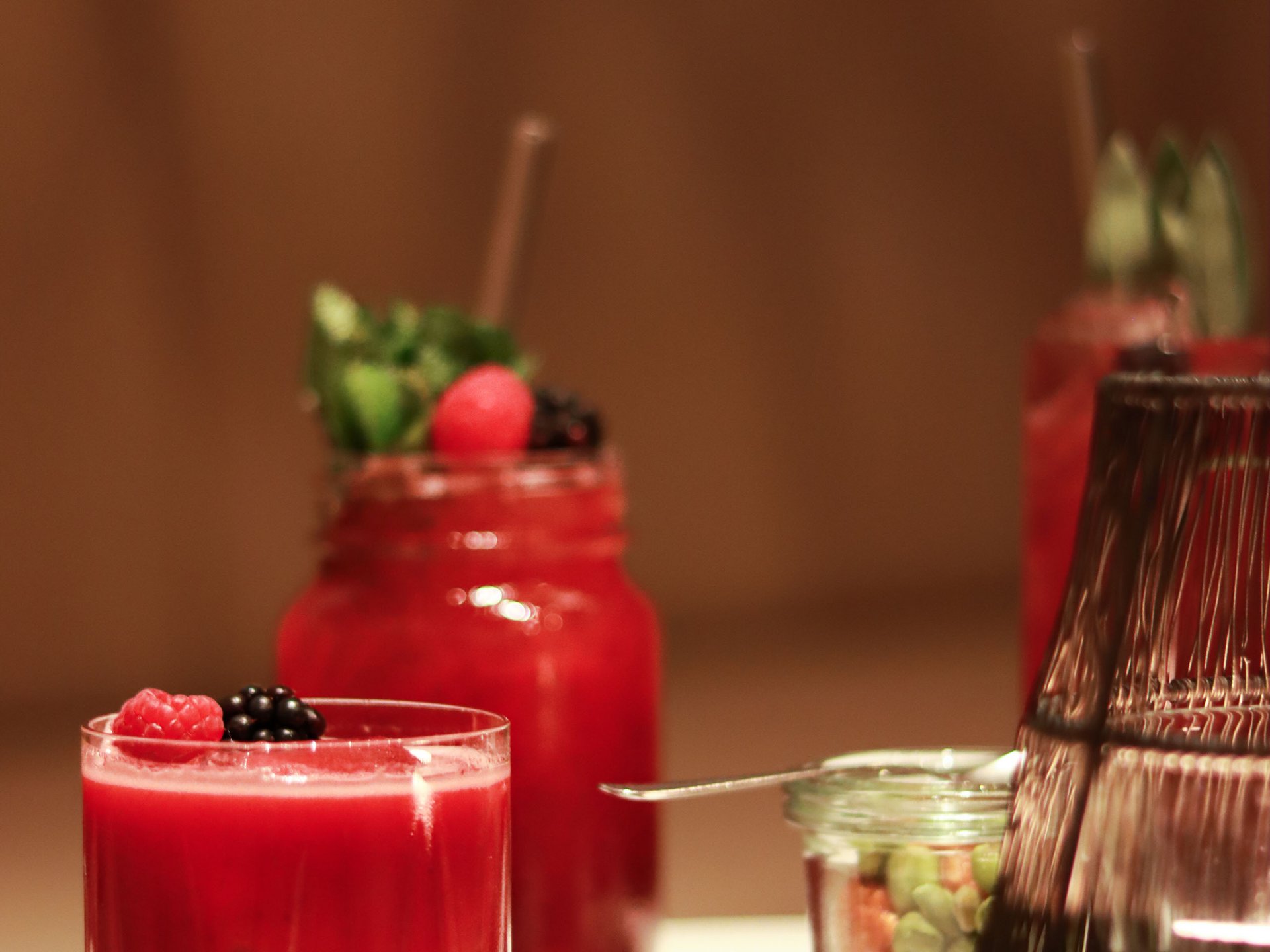 Seezeitlodge : Galerie photos Cocktails aux baies rouges dans des verres sur une table blanche