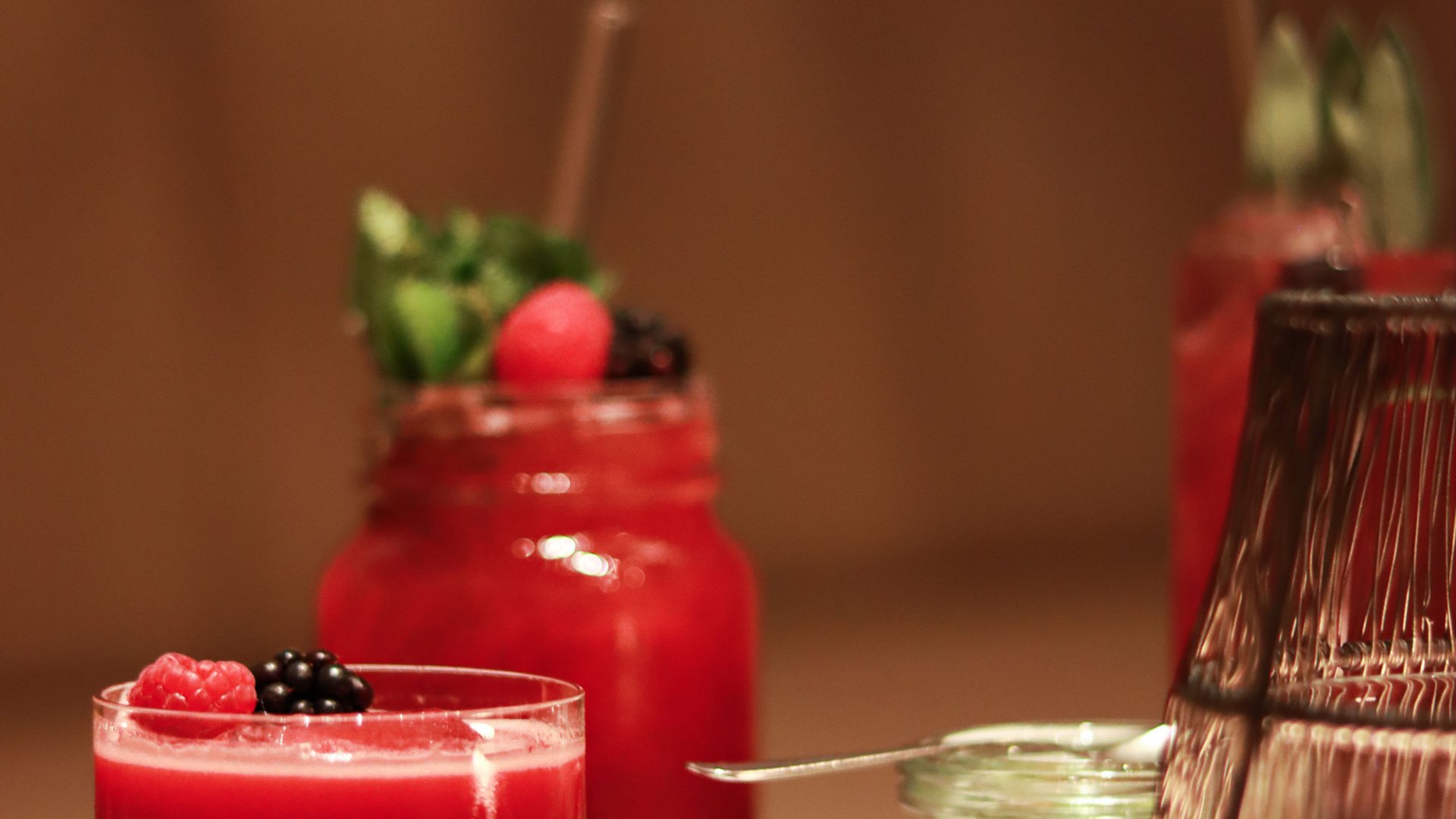 Seezeitlodge : Galerie photos Cocktails aux baies rouges dans des verres sur une table blanche