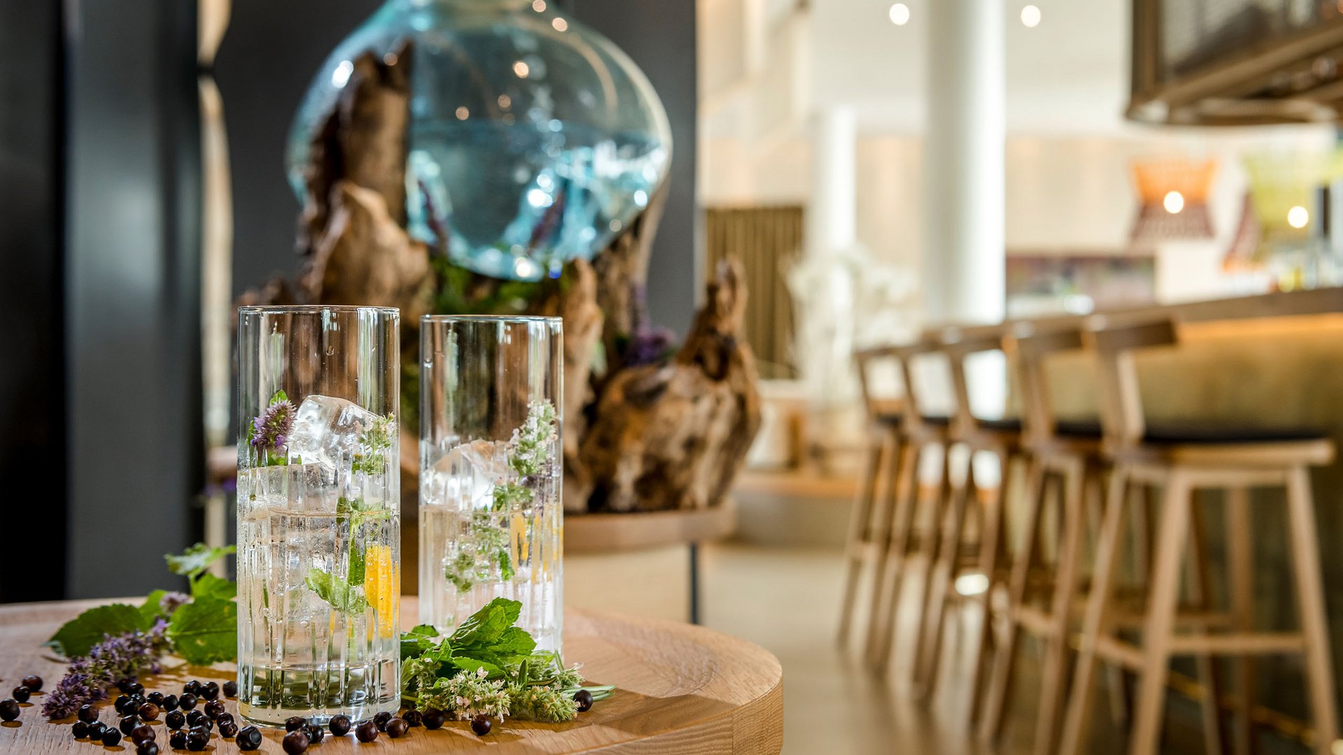 Seezeitlodge : Galerie photos Deux verres avec glace et herbes sur une table en bois dans un bar