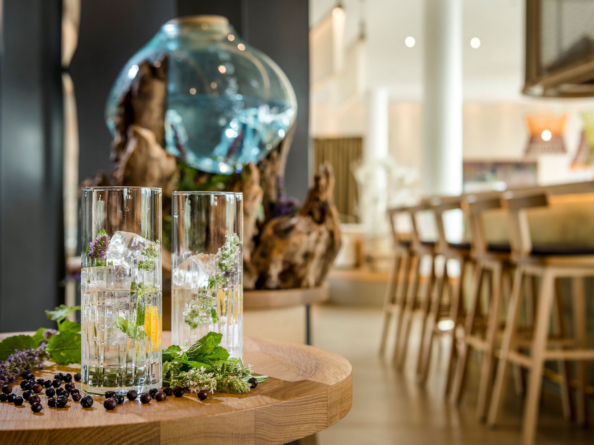 Seezeitlodge : Galerie photos Deux verres avec glace et herbes sur une table en bois dans un bar