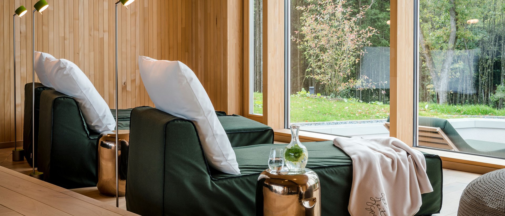 Seezeitlodge : Galerie photos Espace détente avec chaise longue, coussin, couverture et vue verte