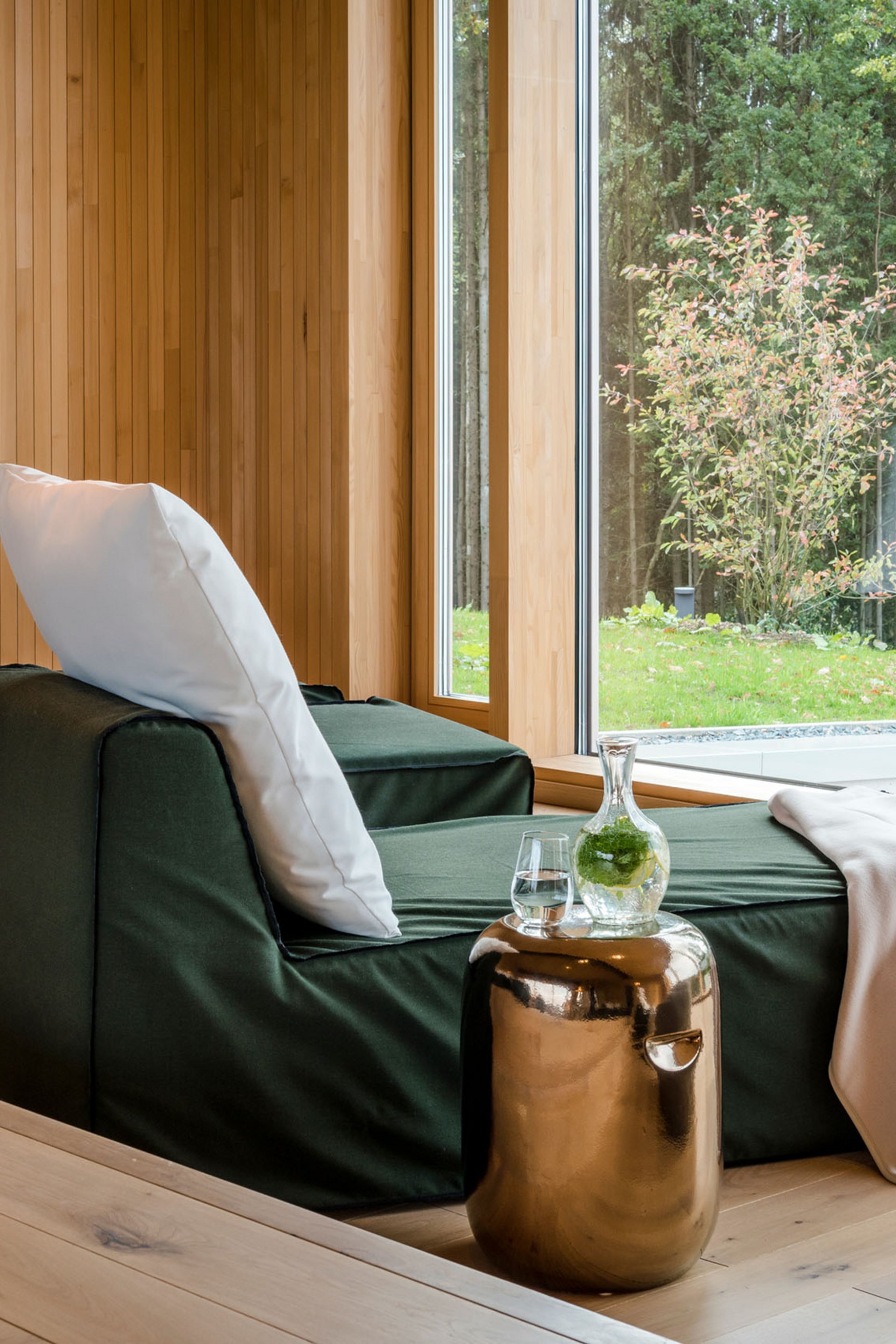 Seezeitlodge: Bildergalerie Entspannungsbereich mit Liegestuhl, Kissen, Decke und grünem Ausblick