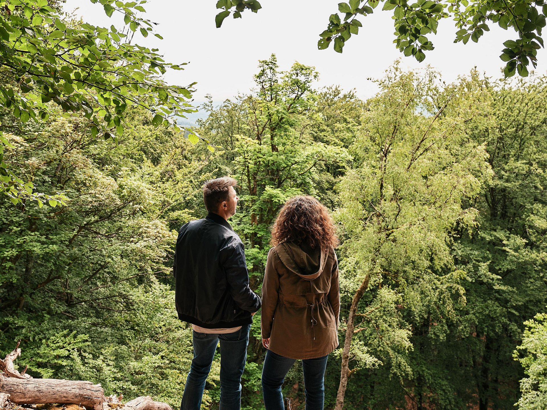 Urlaub am Bostalsee: die Highlights der Region Paar steht im Wald und blickt auf Bäume und Natur