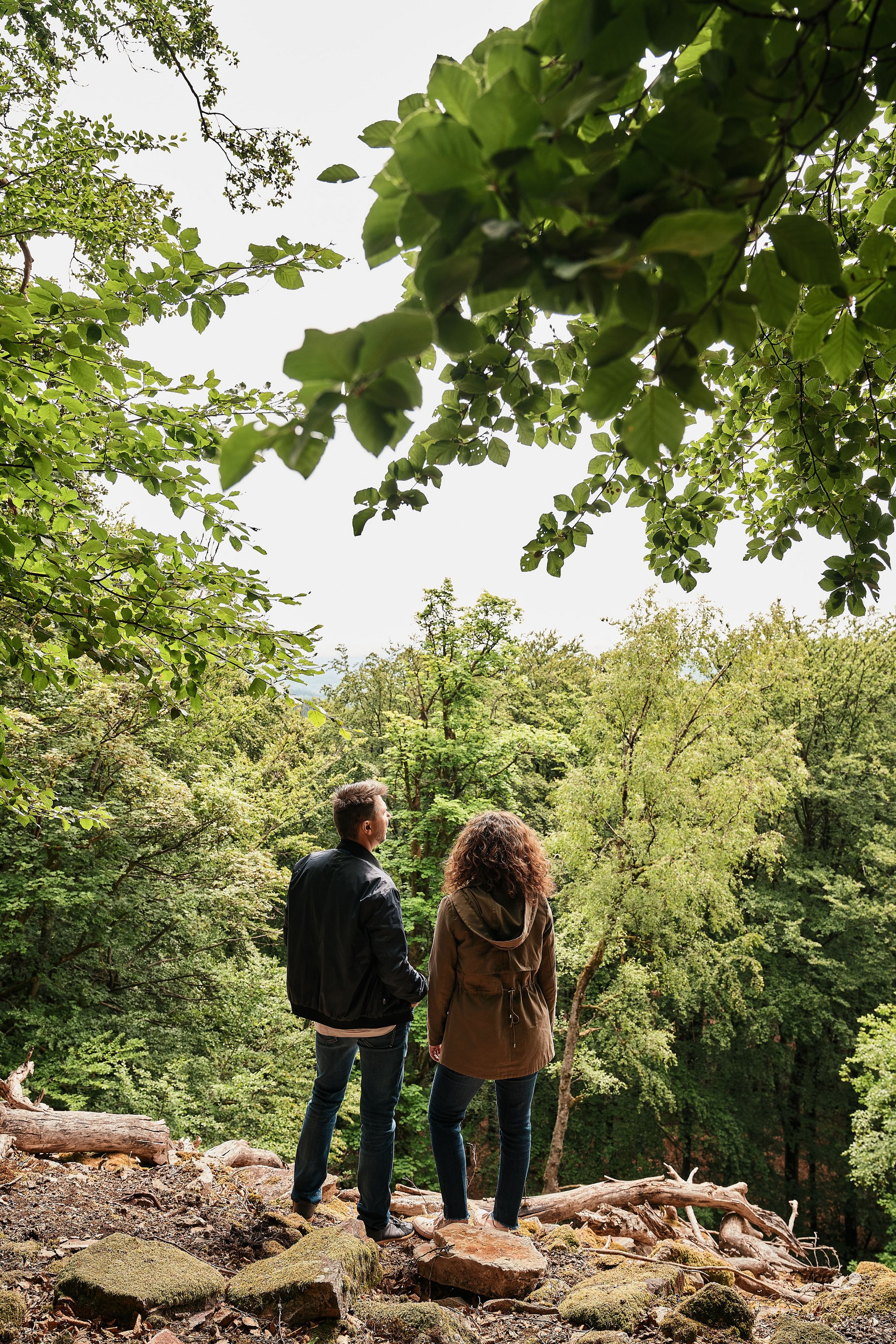 Seezeitlodge : Galerie photos Couple debout dans la forêt regardant les arbres et la nature