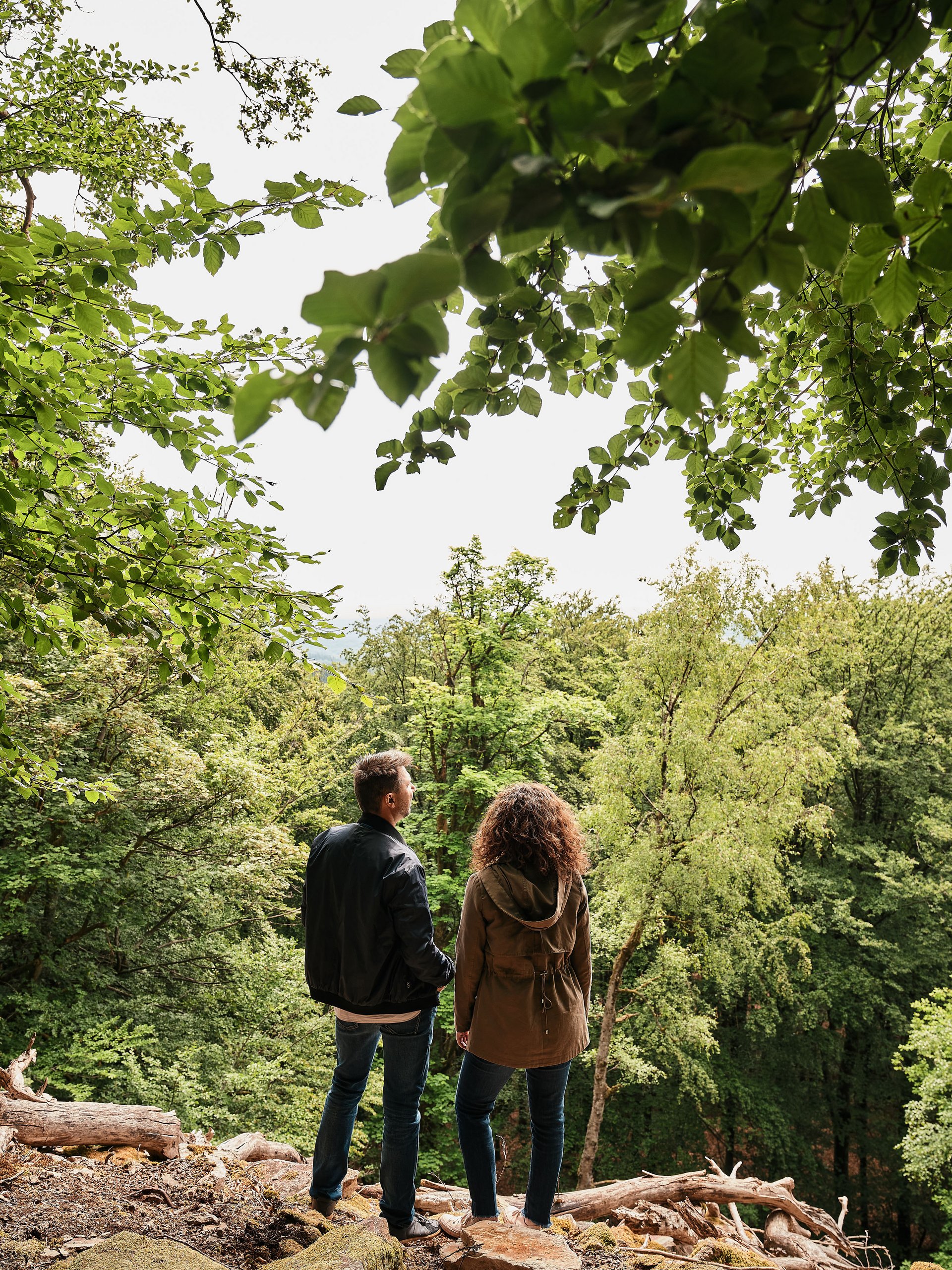 Seezeitlodge: Bildergalerie Paar steht im Wald und blickt auf Bäume und Natur