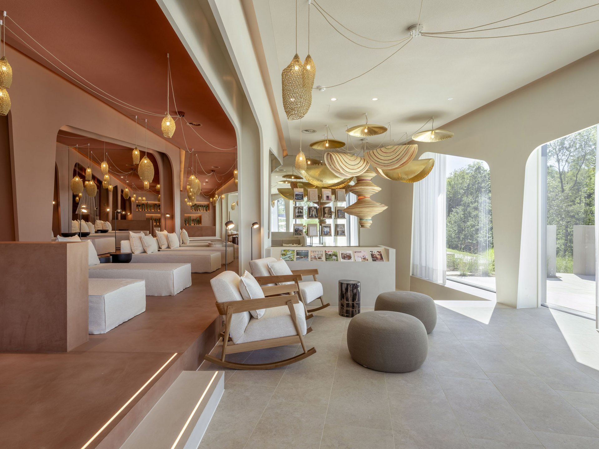 Seezeitlodge: Bildergalerie Helle Lounge mit gemütlichen Sesseln, Poufs und dekorativen Lampen