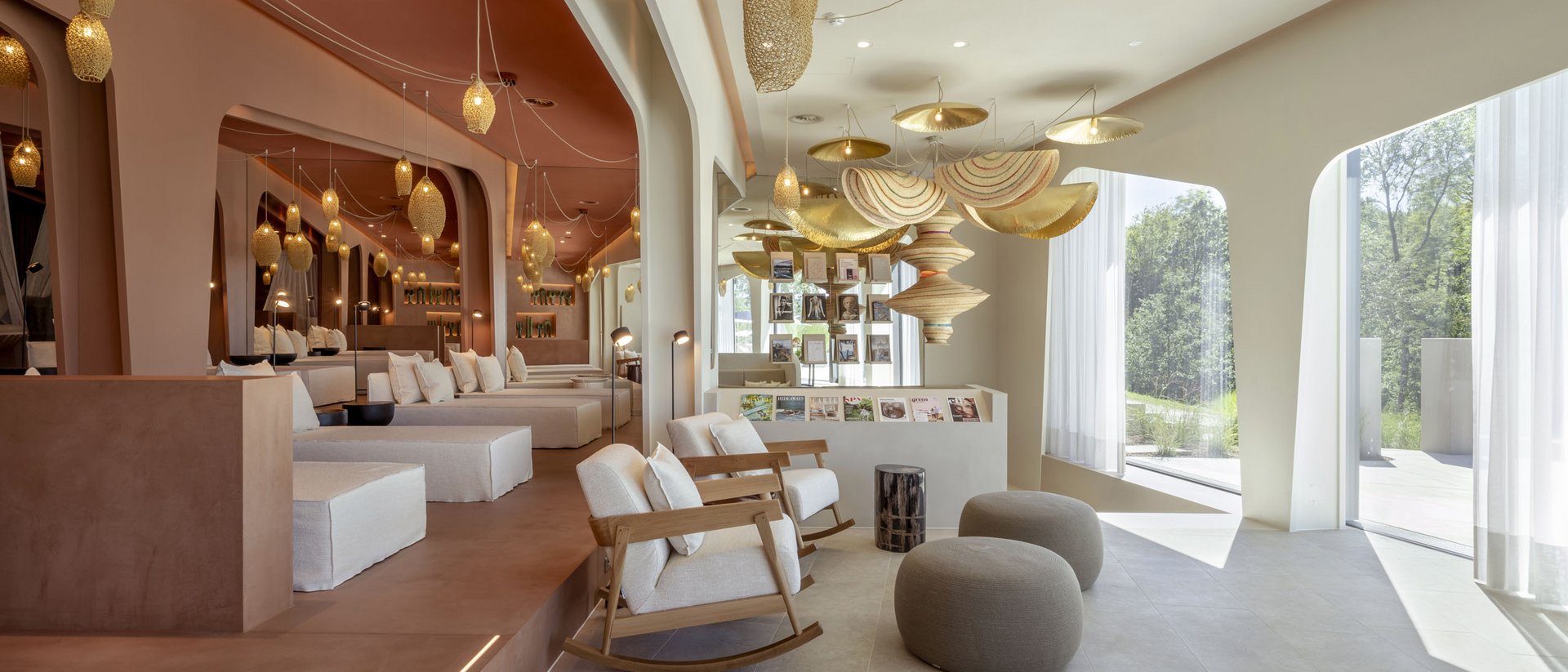 Seezeitlodge : Galerie photos Salon lumineux avec fauteuils confortables, poufs et luminaires décoratifs