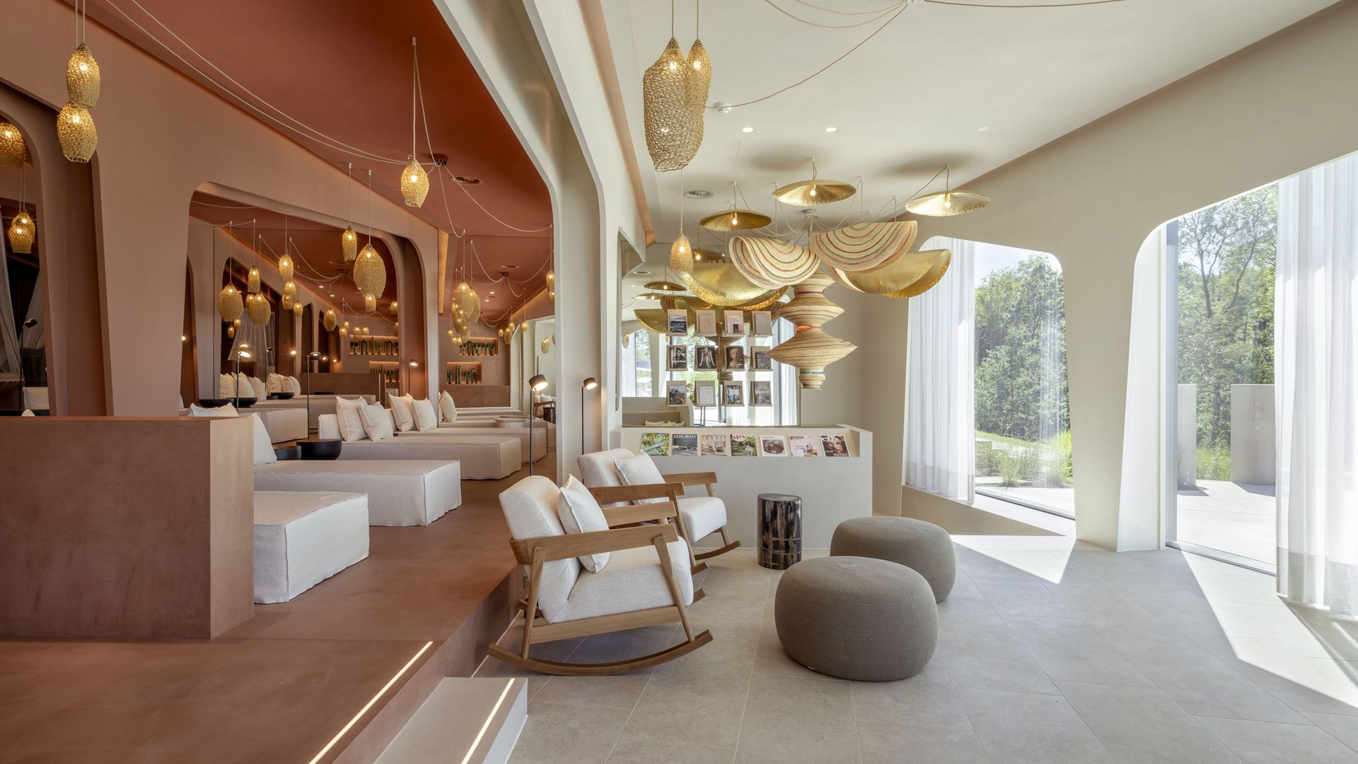 Seezeitlodge: Bildergalerie Helle Lounge mit gemütlichen Sesseln, Poufs und dekorativen Lampen