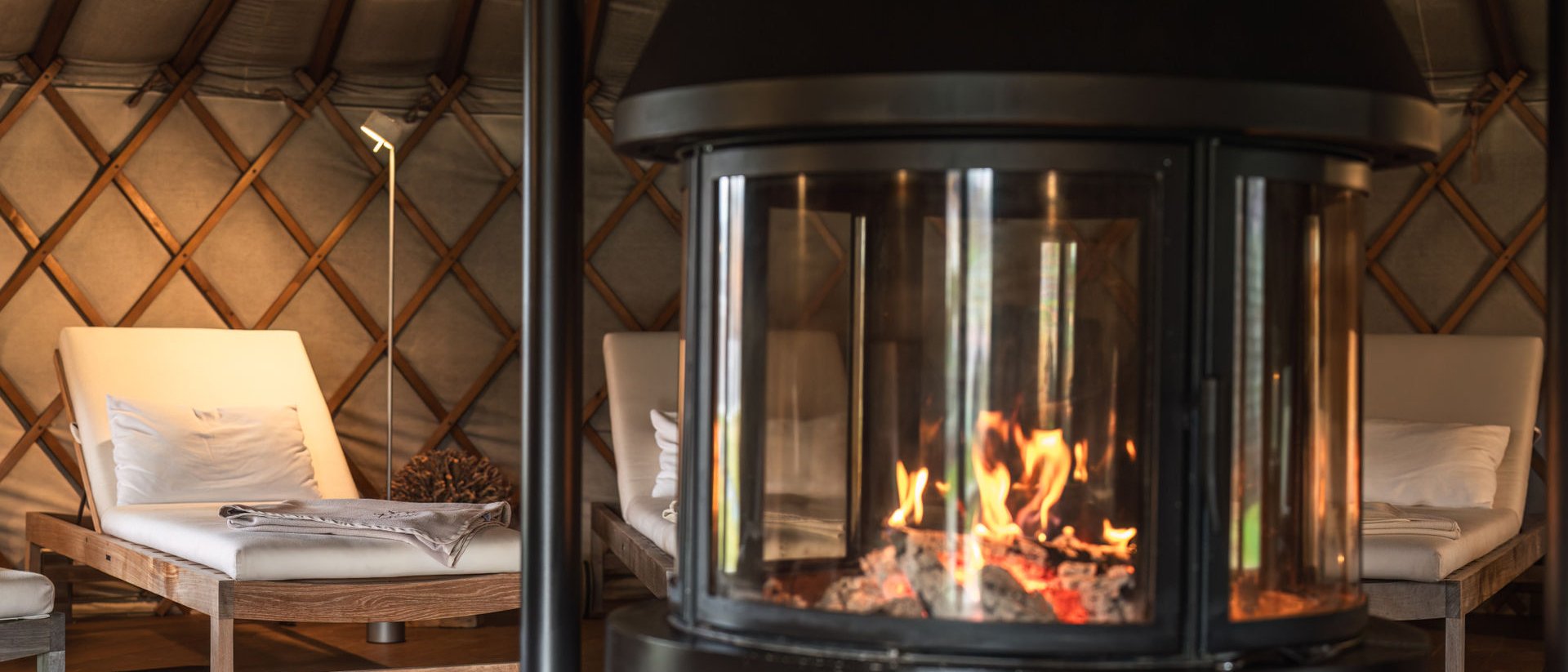 Seezeitlodge : Galerie photos Feu de cheminée brûlant et chaises longues en bois rembourrées dans une pièce chaleureuse