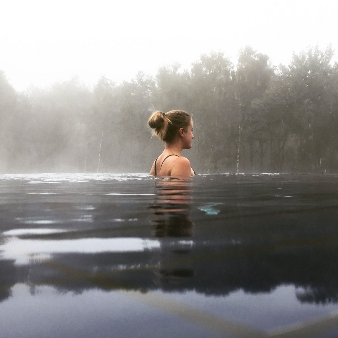 Seezeitlodge : protection des données Femme se détendant dans l'eau avec brouillard et arbres en arrière-plan