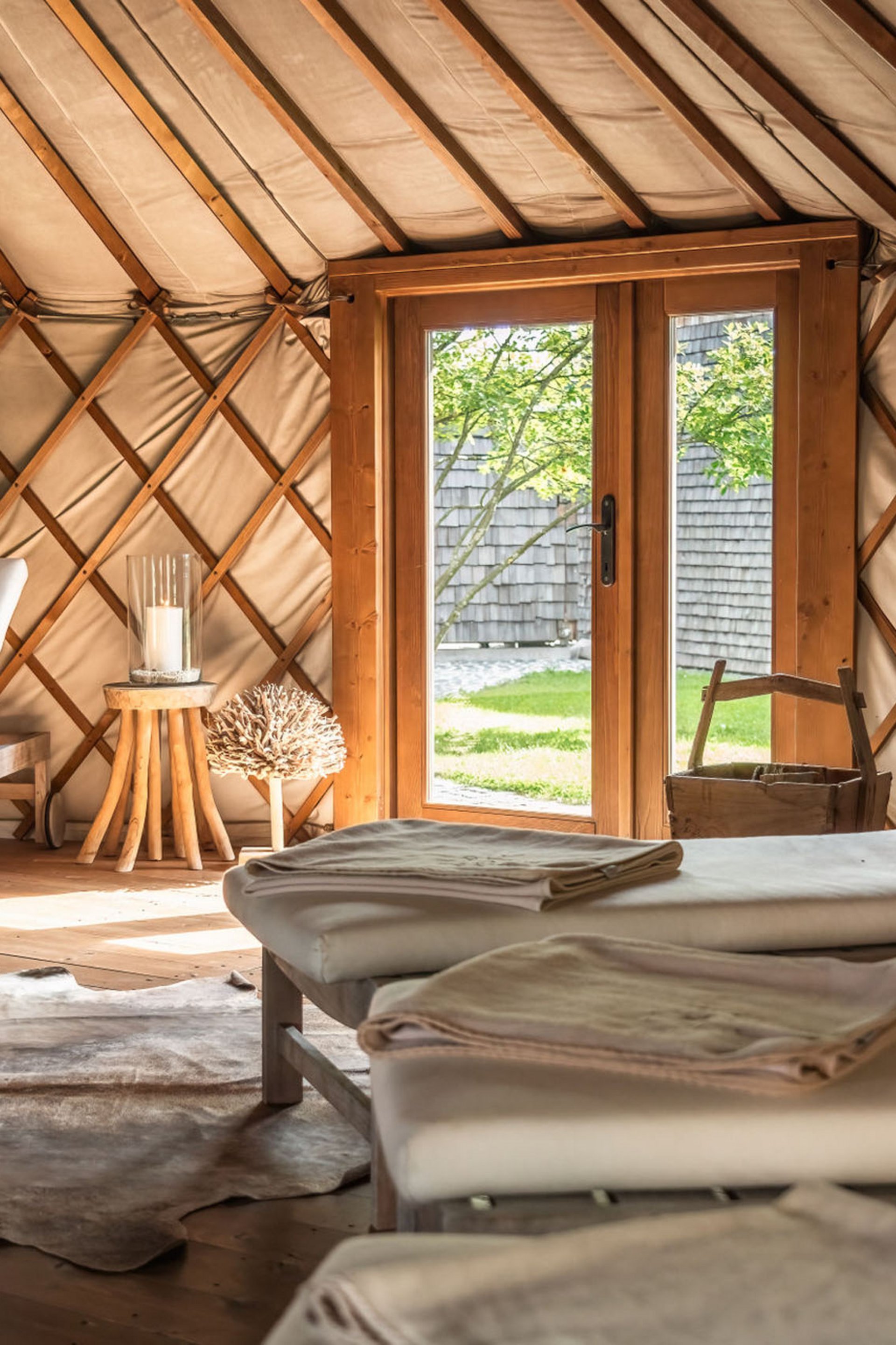 Seezeitlodge : Galerie photos Salle de repos chaleureuse avec des chaises longues dans une cabane en bois
