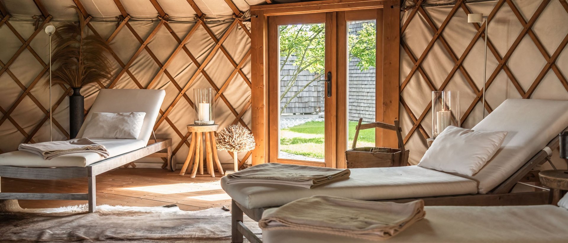 Seezeitlodge: Bildergalerie Gemütlicher Ruheraum mit Liegen in einer Holzhütte mit Blick nach draußen