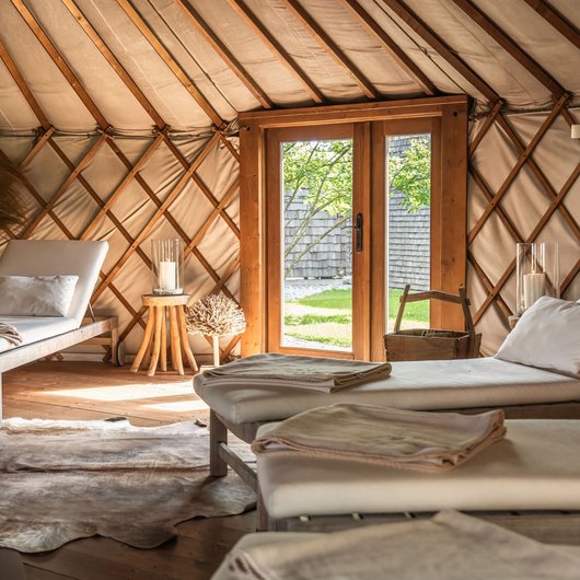 Das Erbe der Kelten erleben: Seezeitlodge Gemütlicher Ruheraum mit Liegen in einer Holzhütte mit Blick nach draußen
