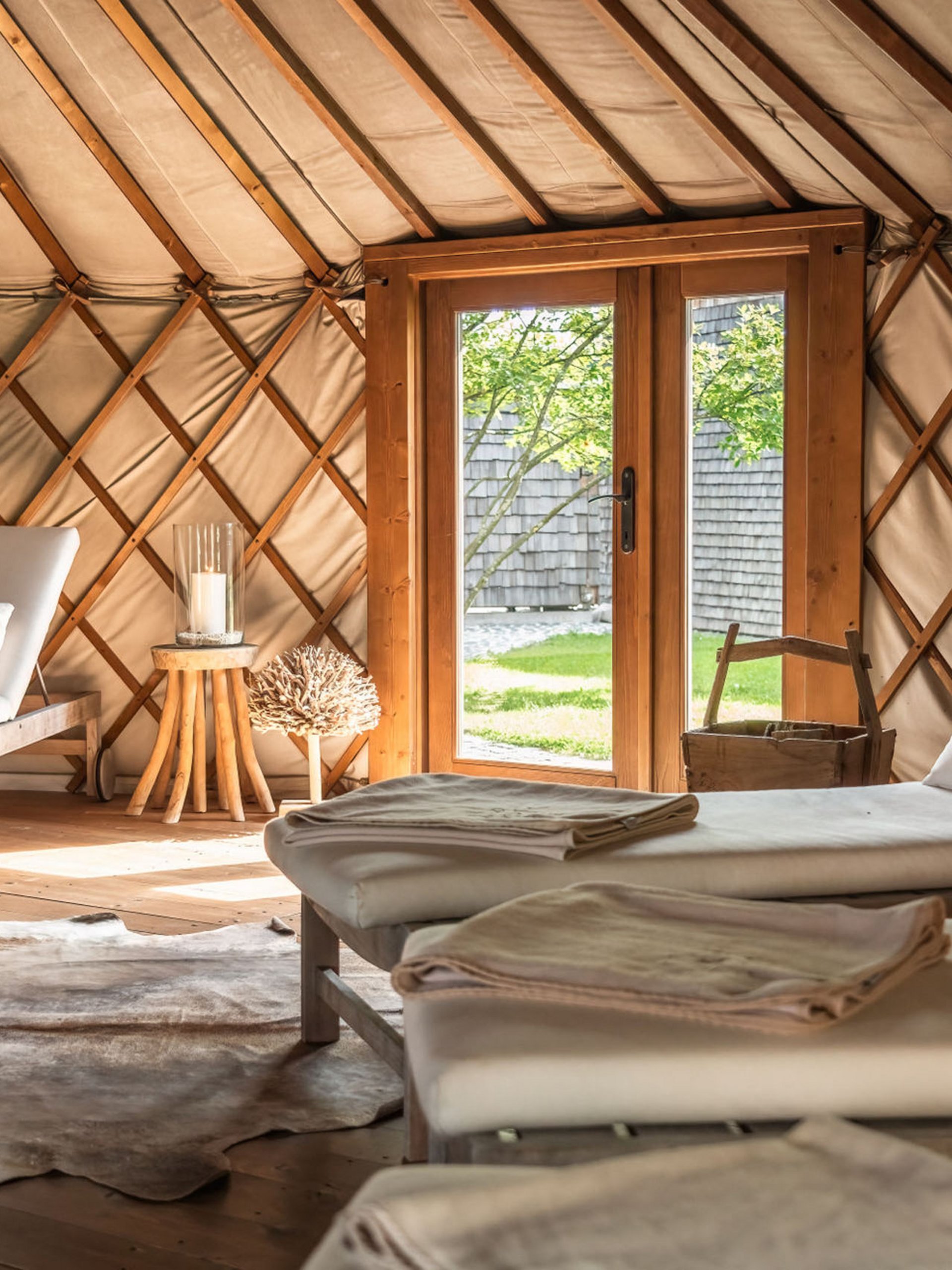 Seezeitlodge: Bildergalerie Gemütlicher Ruheraum mit Liegen in einer Holzhütte mit Blick nach draußen