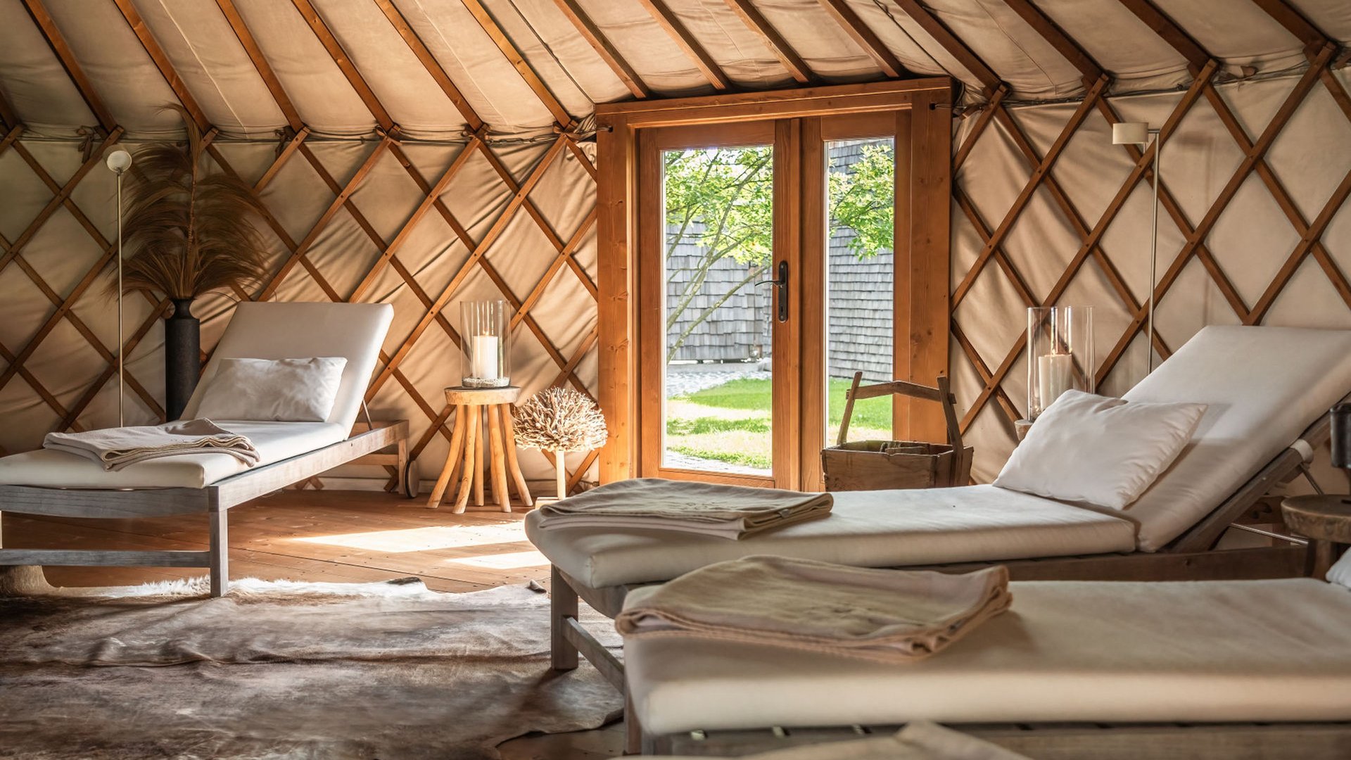 Seezeitlodge : Galerie photos Salle de repos chaleureuse avec des chaises longues dans une cabane en bois