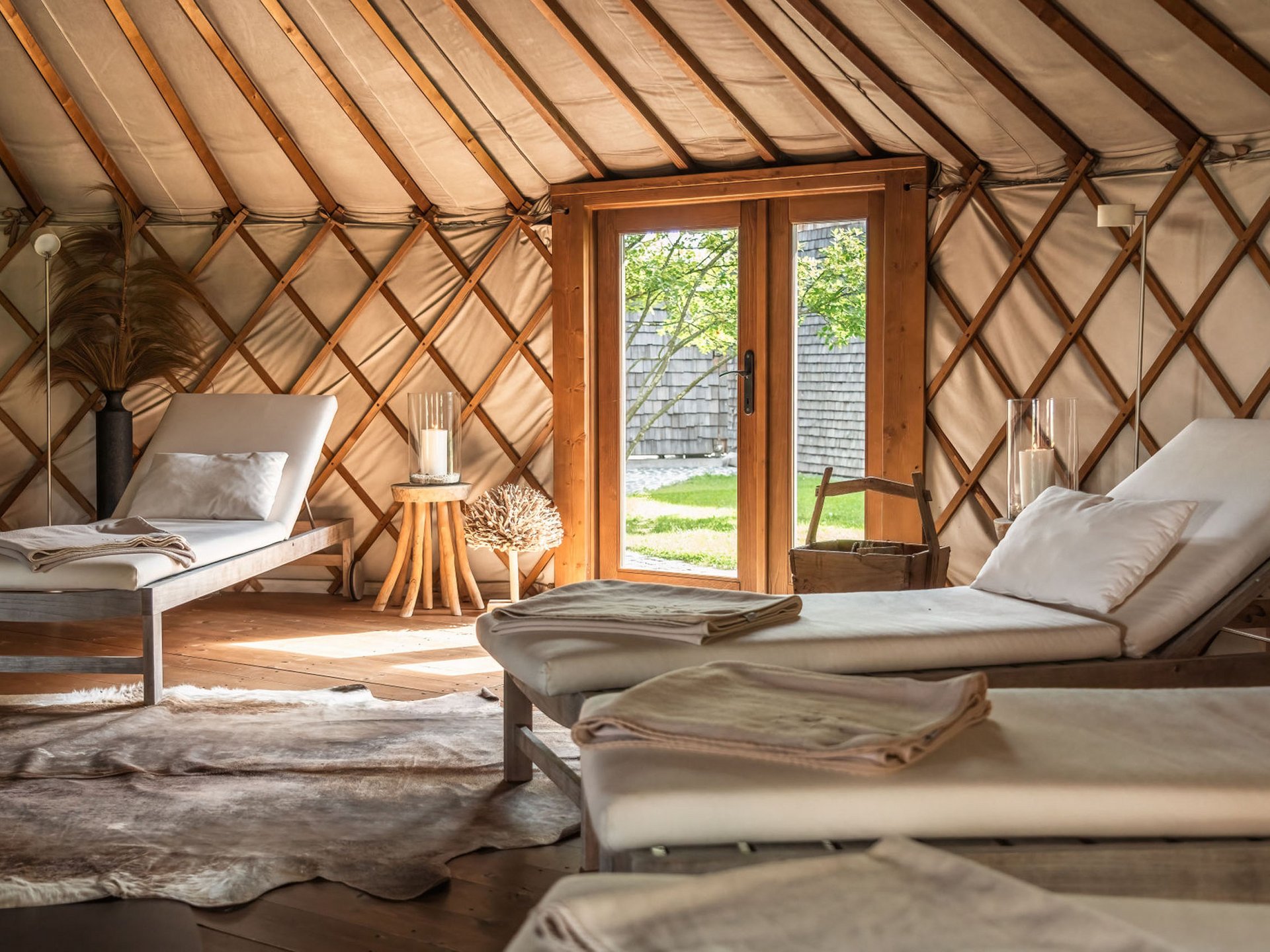 Seezeitlodge: Ihr Spa-Hotel am Bostalsee Gemütlicher Ruheraum mit Liegen in einer Holzhütte mit Blick nach draußen