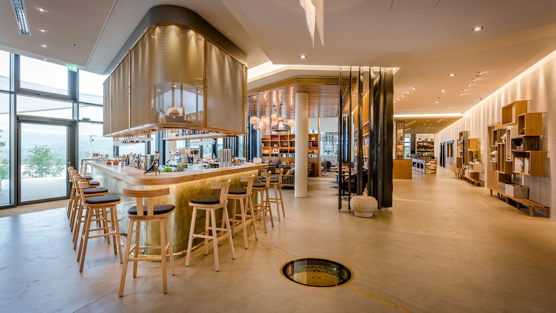 Seezeitlodge: Bildergalerie Moderner heller Barbereich mit Holzstühlen und großen Fenstern