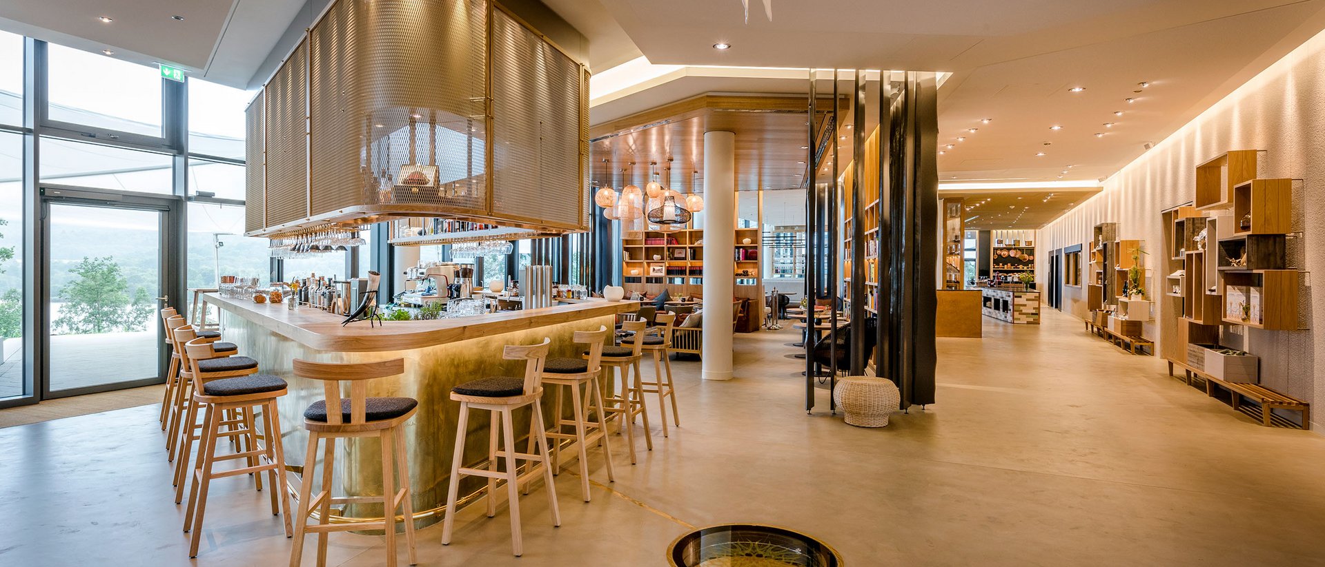 Seezeitlodge: Bildergalerie Moderner heller Barbereich mit Holzstühlen und großen Fenstern