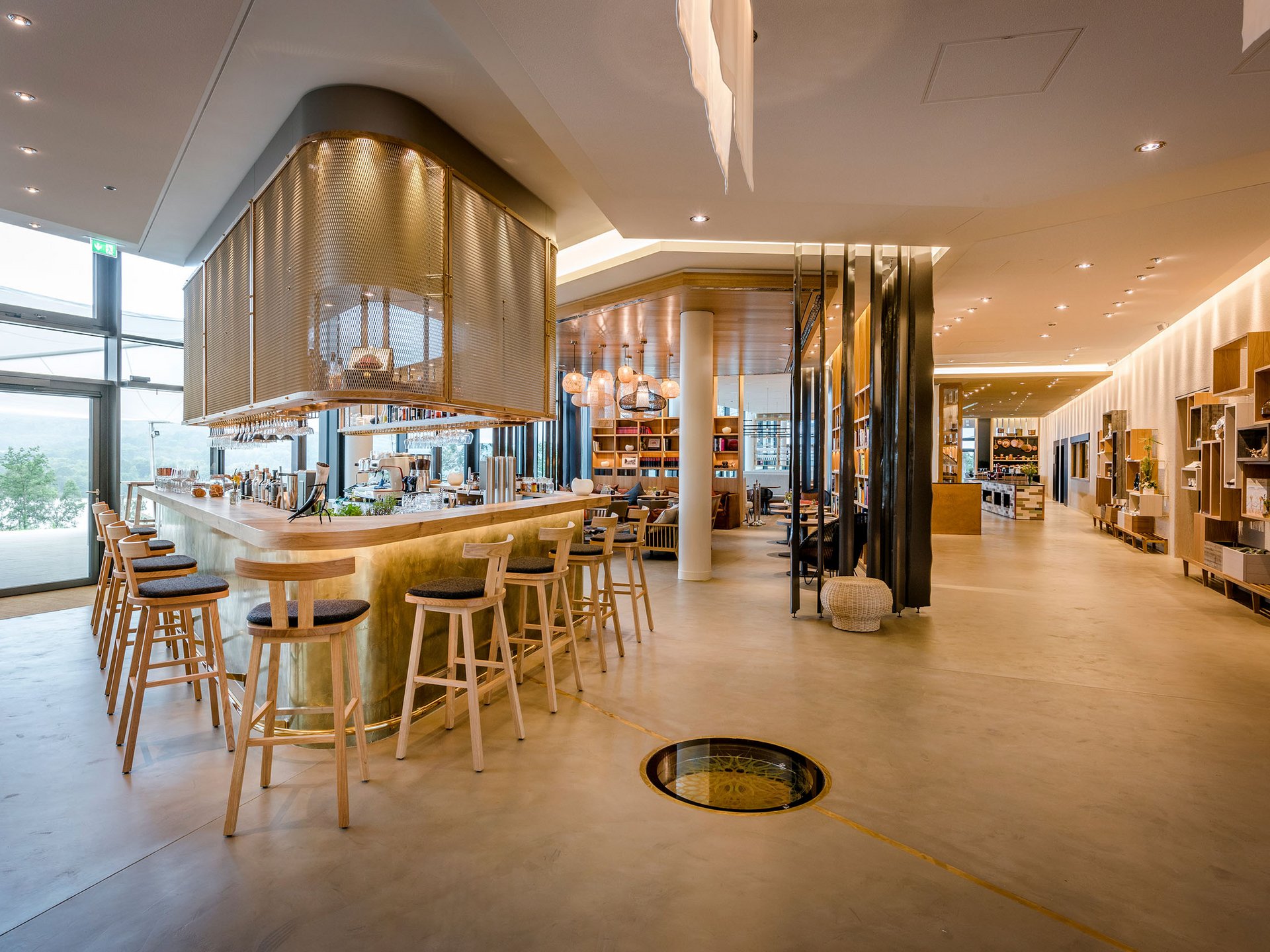 Seezeitlodge : Galerie photos Bar moderne lumineuse avec chaises en bois et grandes fenêtres