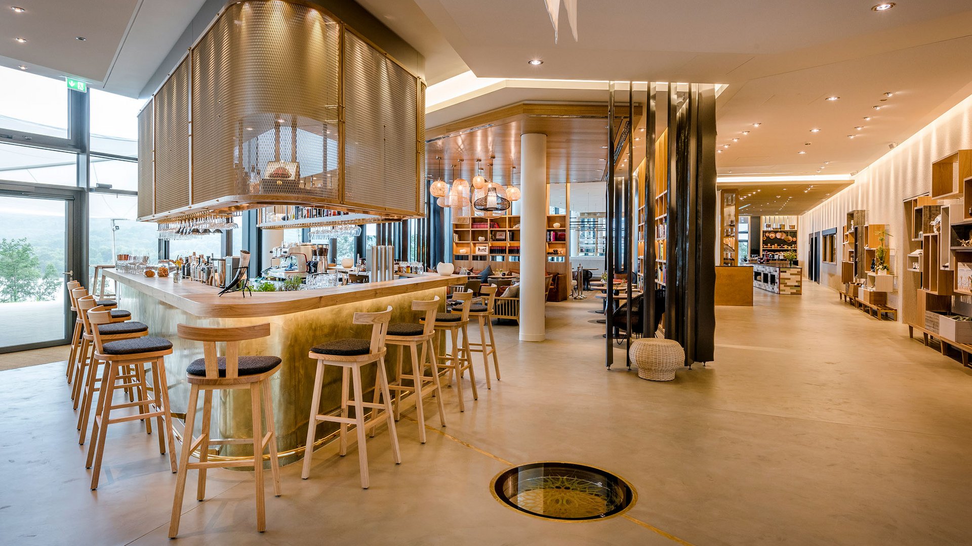 Seezeitlodge: Bar & Bistros Moderner heller Barbereich mit Holzstühlen und großen Fenstern