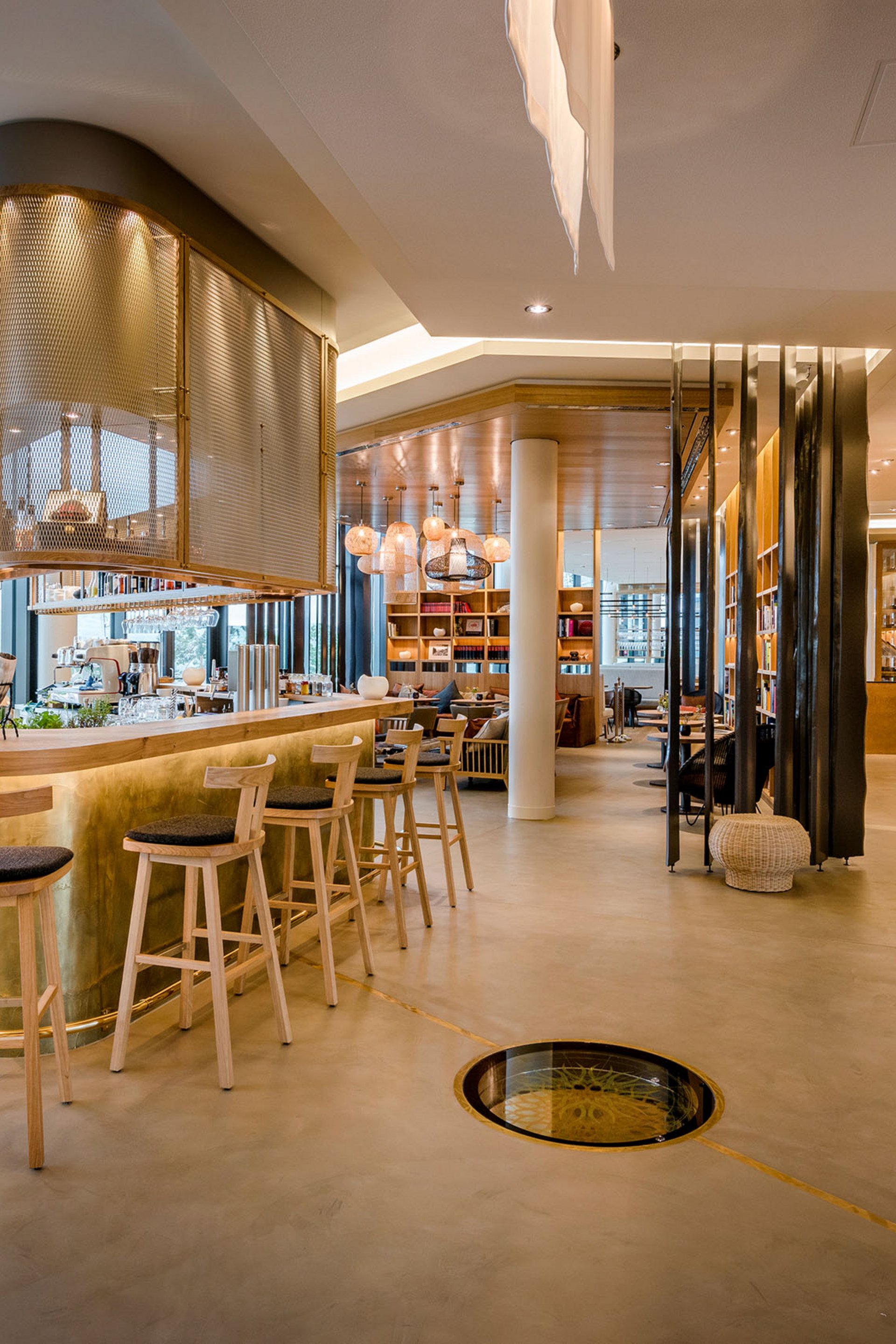 Seezeitlodge : Galerie photos Bar moderne lumineuse avec chaises en bois et grandes fenêtres