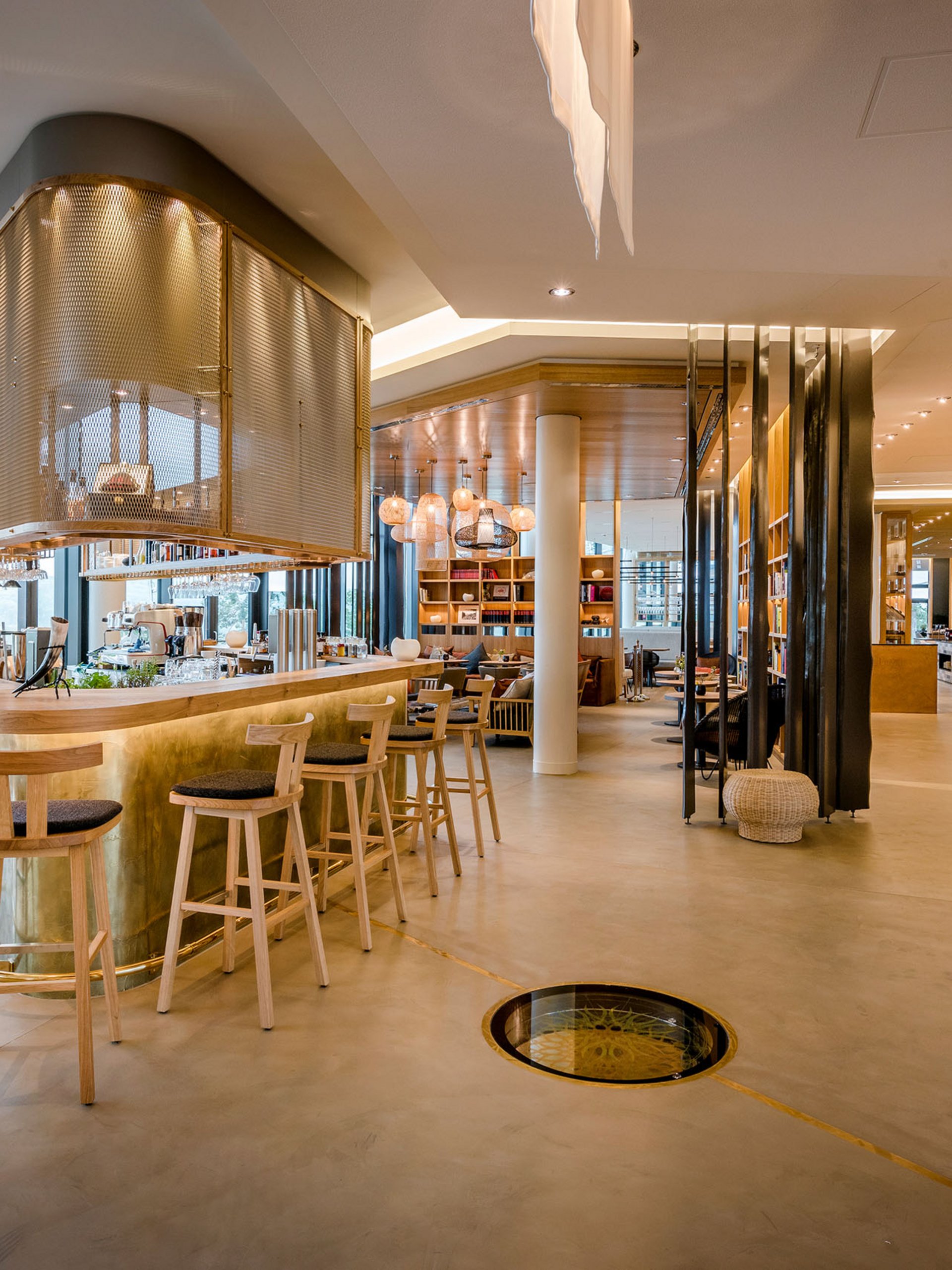 Seezeitlodge : Galerie photos Bar moderne lumineuse avec chaises en bois et grandes fenêtres