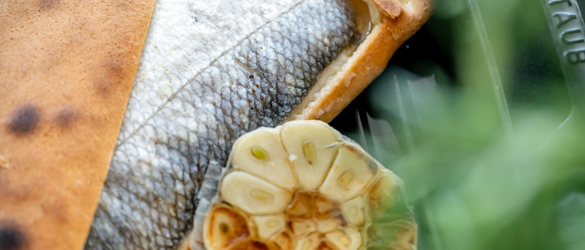 Seezeitlodge : Galerie photos Poisson cuit au four avec ail rôti et citron sur poêle à griller