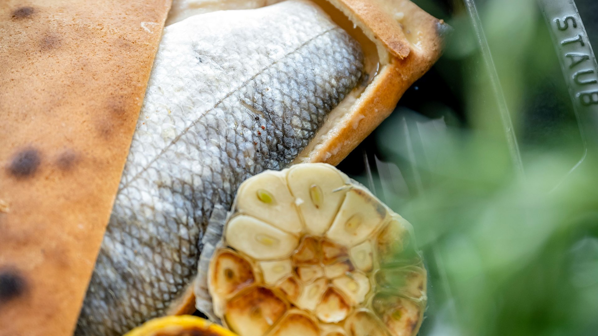 Seezeitlodge: Bildergalerie Gebackener Fisch mit geröstetem Knoblauch und Zitrone auf Grillpfanne