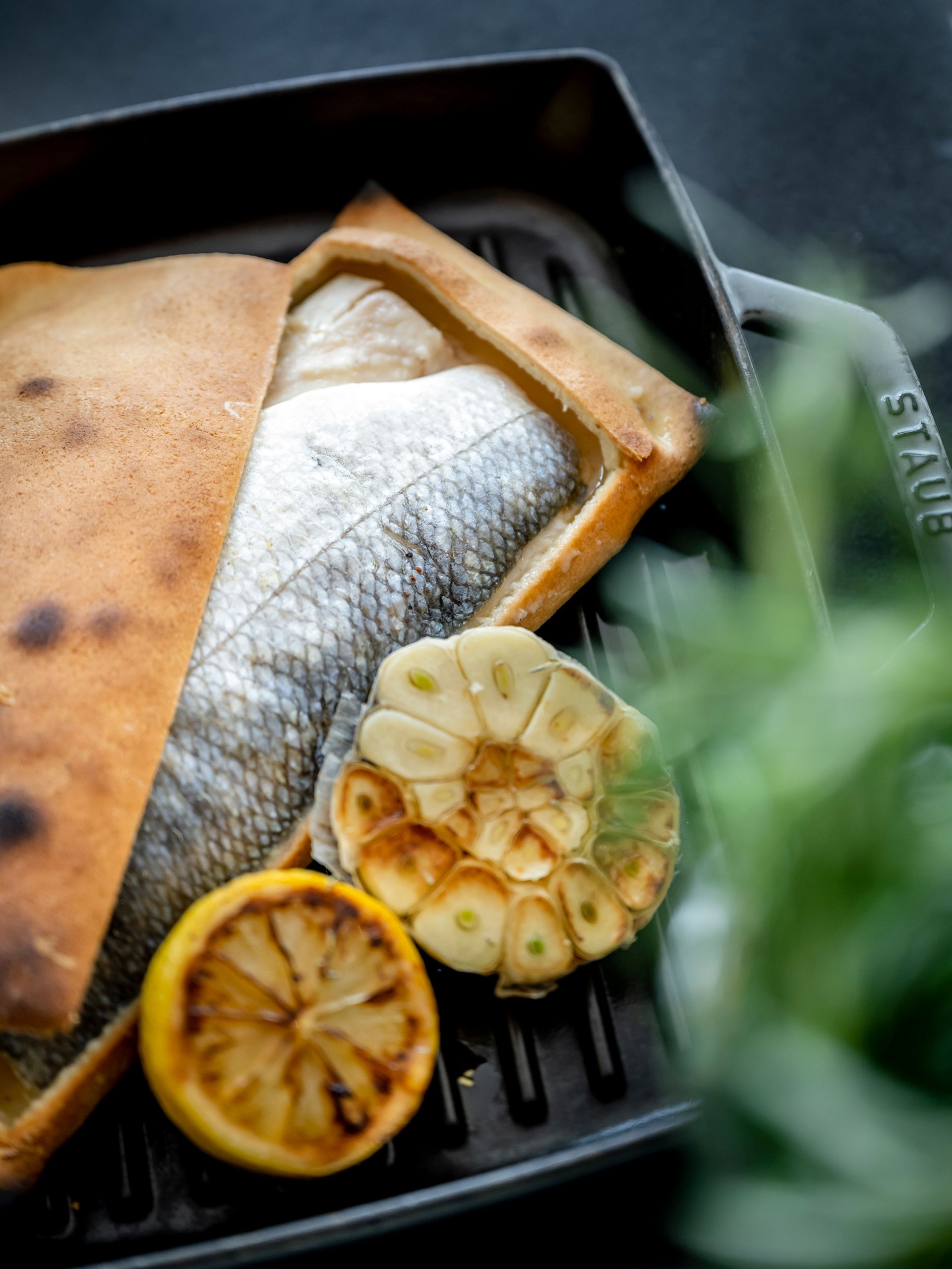 Seezeitlodge : Galerie photos Poisson cuit au four avec ail rôti et citron sur poêle à griller
