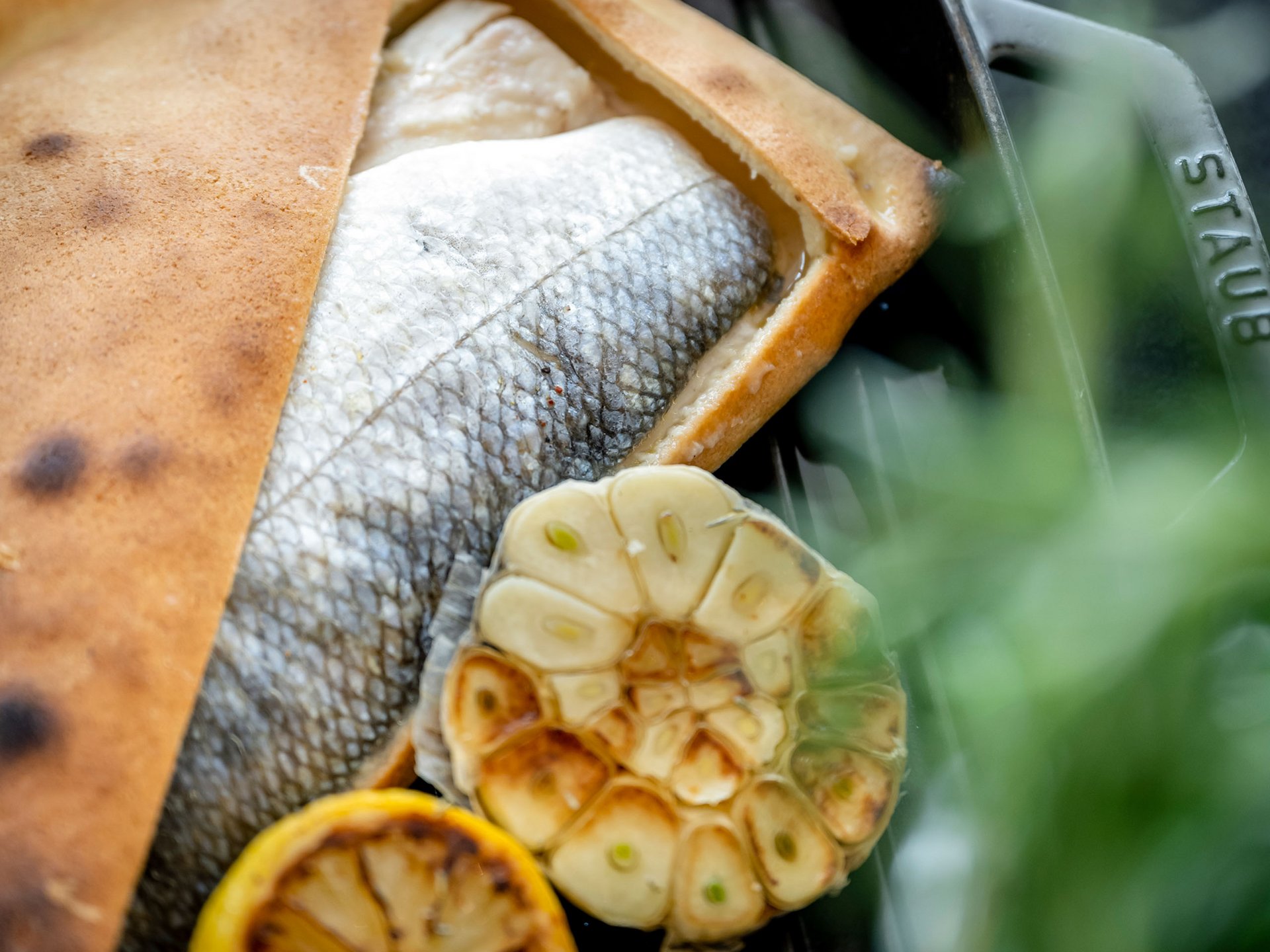 Seezeitlodge: Bildergalerie Gebackener Fisch mit geröstetem Knoblauch und Zitrone auf Grillpfanne