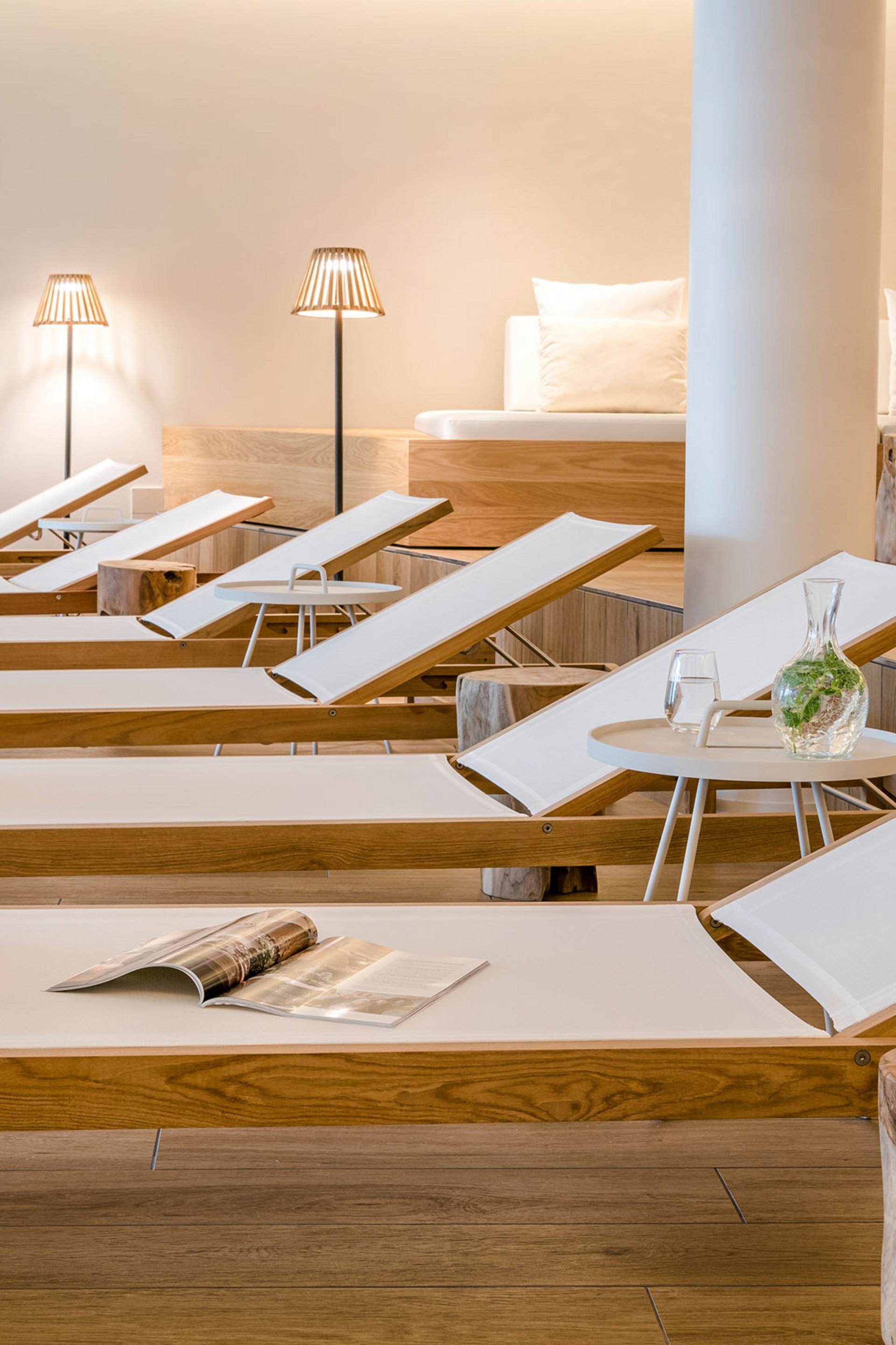 Seezeitlodge : Galerie photos Rangée de chaises longues avec serviettes blanches et magazine dans un spa moderne