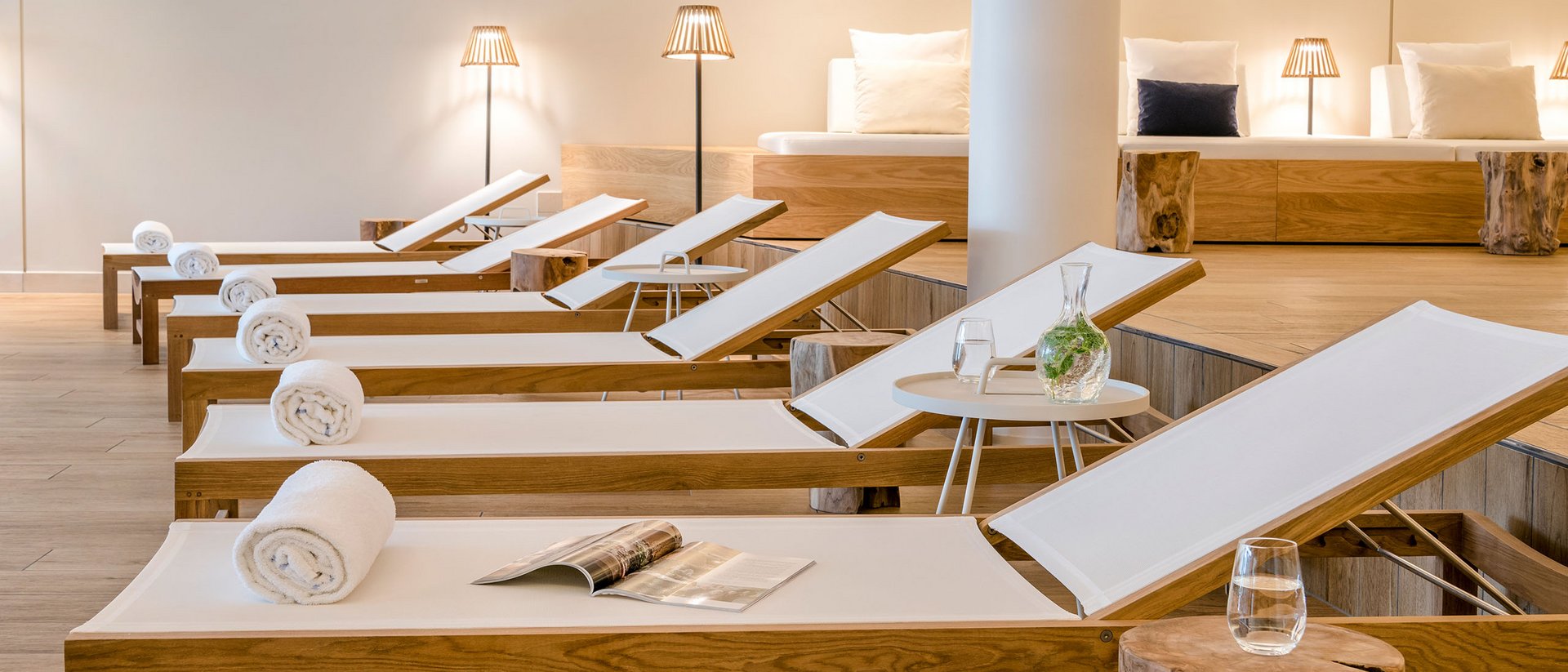 Seezeitlodge: Bildergalerie Reihe von Liegestühlen mit weißen Handtüchern und einem Magazin in einem modernen Spa