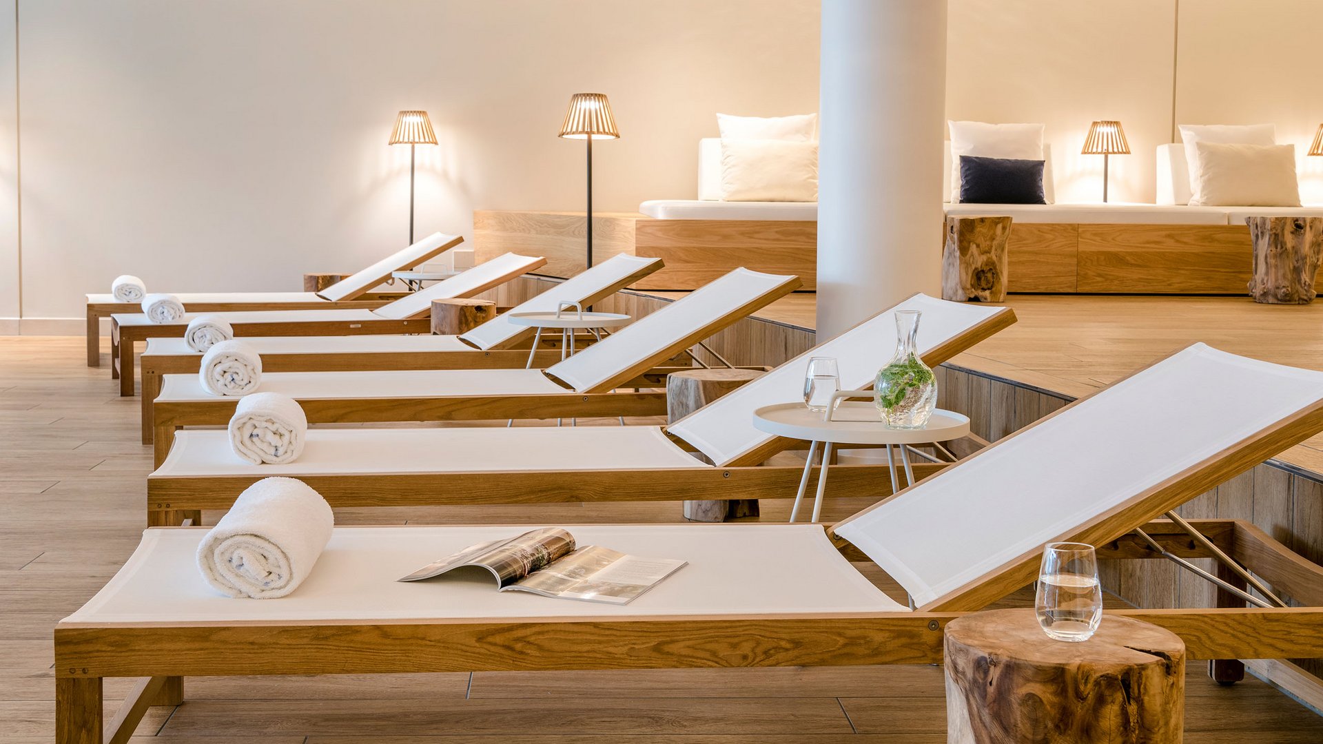 Seezeitlodge: Bildergalerie Reihe von Liegestühlen mit weißen Handtüchern und einem Magazin in einem modernen Spa
