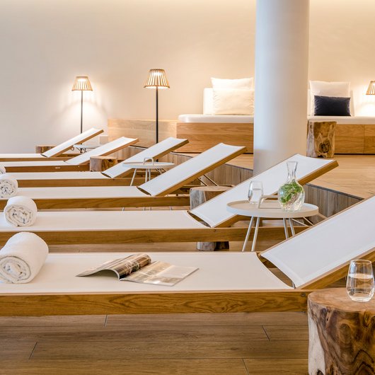 Seezeitlodge: Ihr Spa-Hotel am Bostalsee Reihe von Liegestühlen mit weißen Handtüchern und einem Magazin in einem modernen Spa