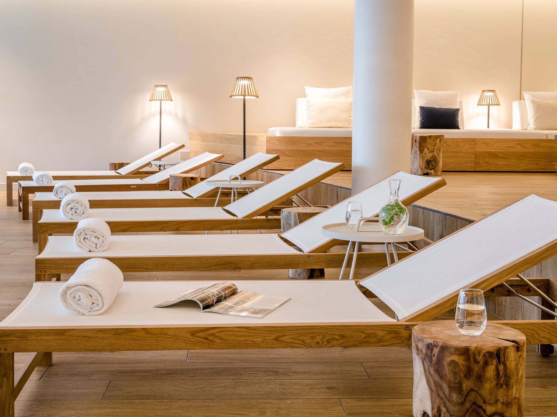 Seezeitlodge : Galerie photos Rangée de chaises longues avec serviettes blanches et magazine dans un spa moderne