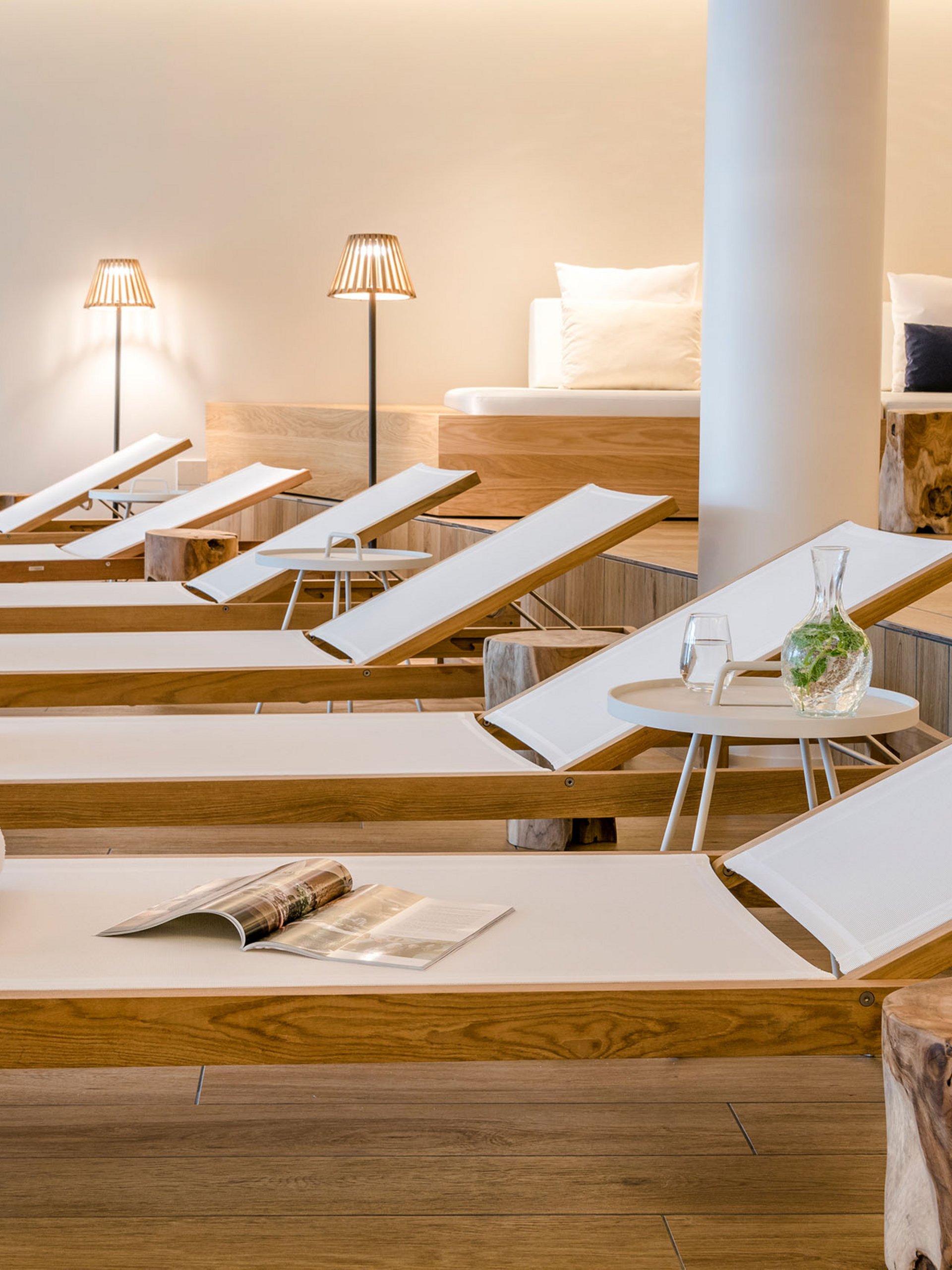 Seezeitlodge : Galerie photos Rangée de chaises longues avec serviettes blanches et magazine dans un spa moderne