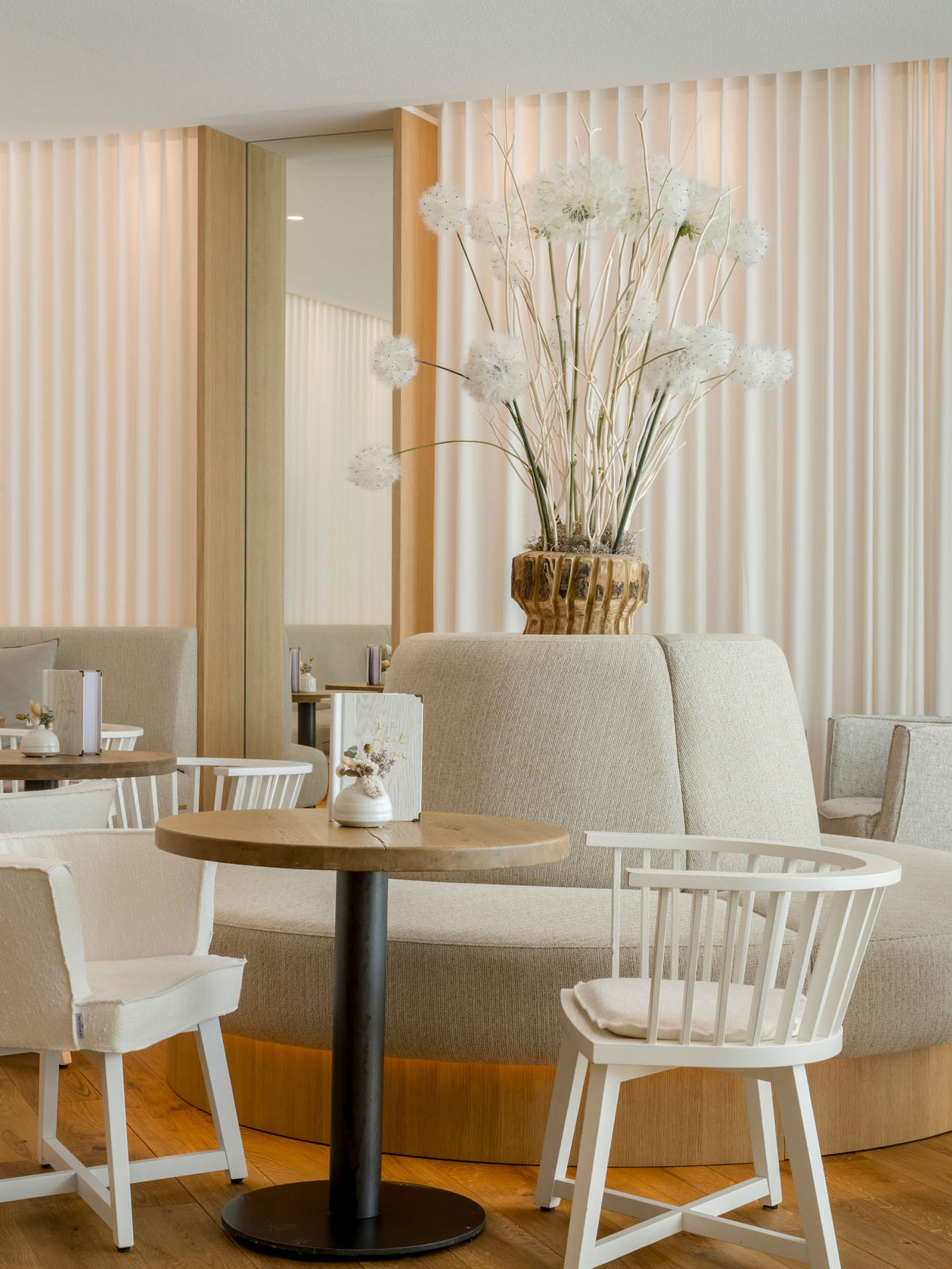 Seezeitlodge : Galerie photos Café moderne et lumineux avec meubles blancs et décor floral