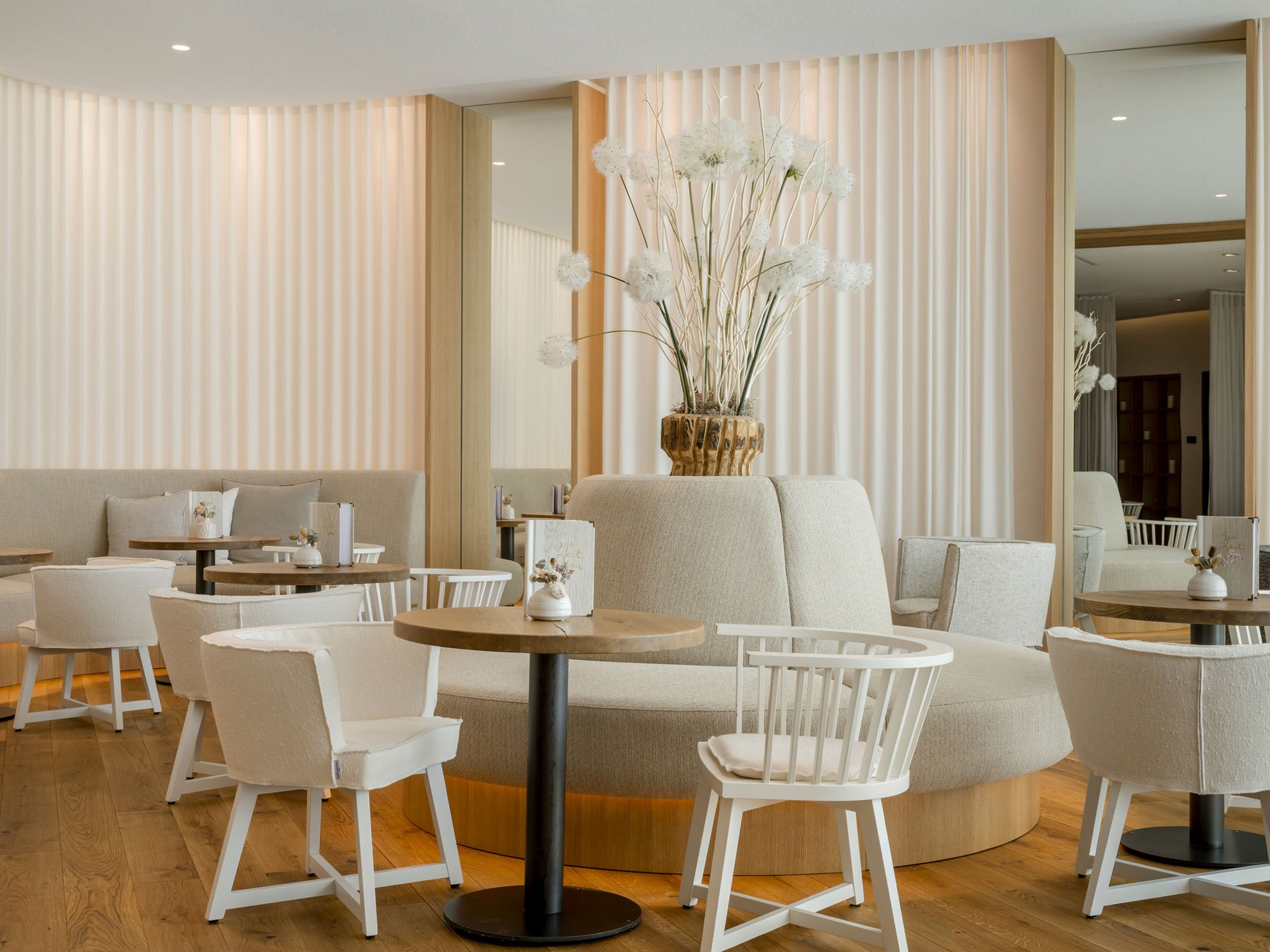 Seezeitlodge : Galerie photos Café moderne et lumineux avec meubles blancs et décor floral