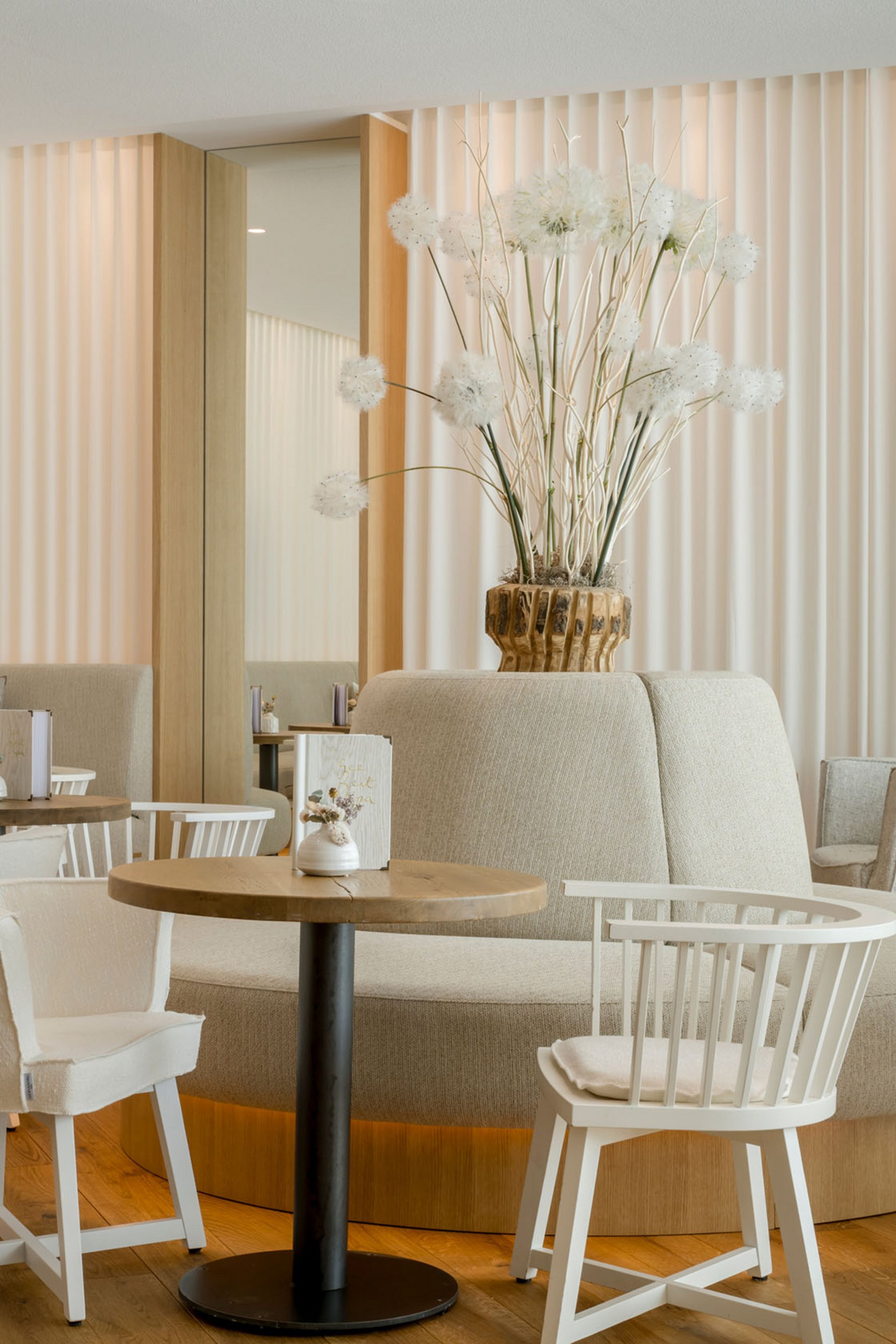 Seezeitlodge : Galerie photos Café moderne et lumineux avec meubles blancs et décor floral