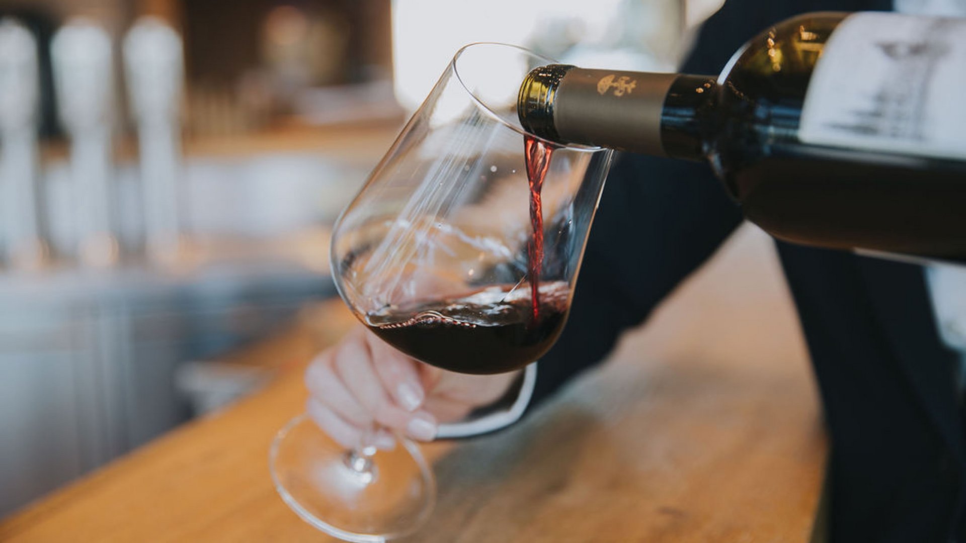 Seezeitlodge : Galerie photos Du vin rouge versé dans un verre au comptoir