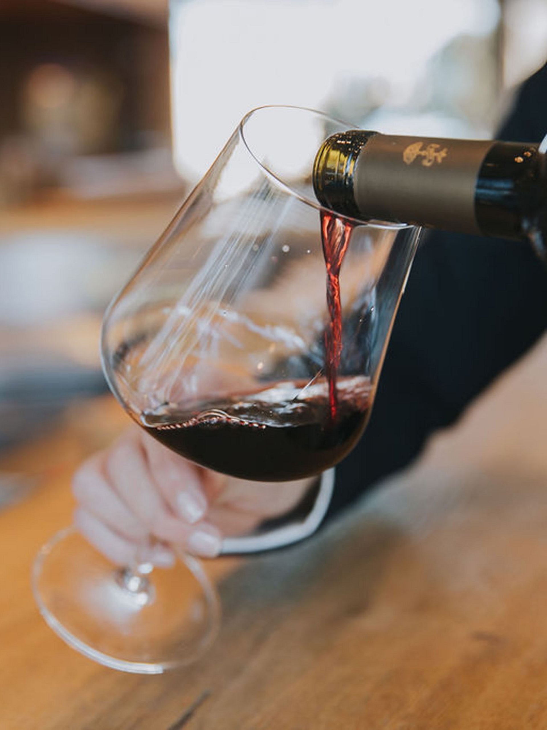 Seezeitlodge : Galerie photos Du vin rouge versé dans un verre au comptoir