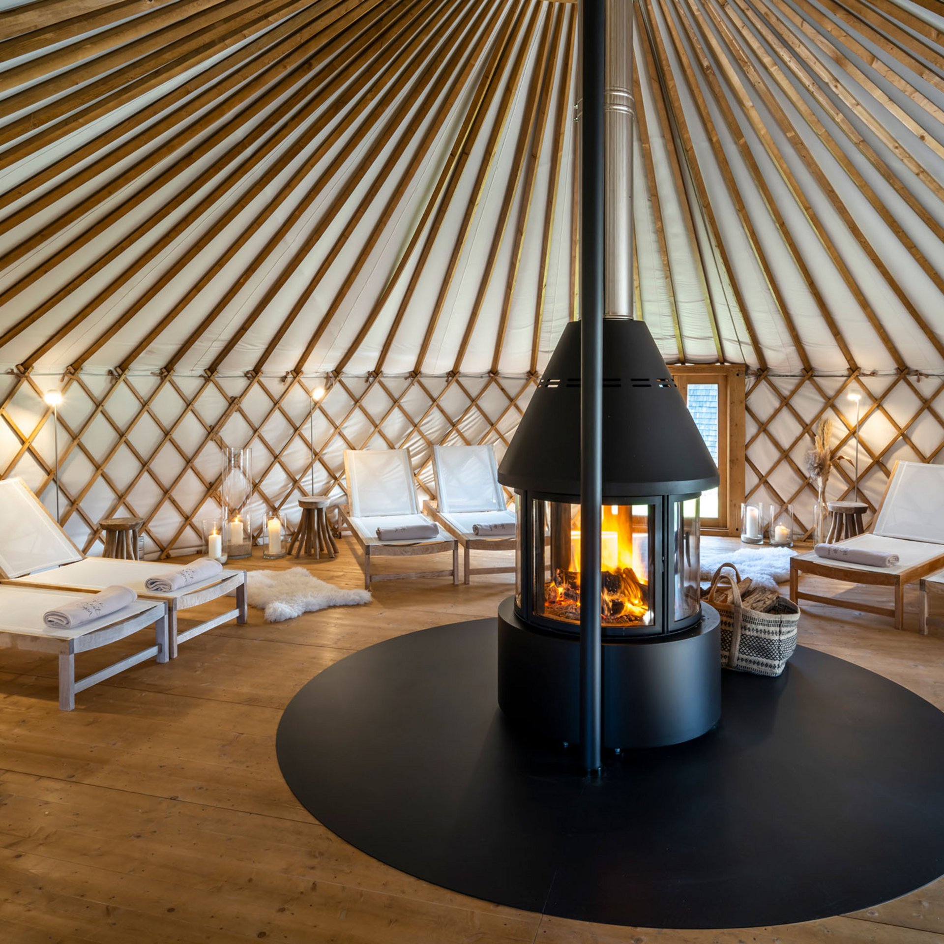 Die Seezeitlodge: Ihr Hotel am Bostalsee Innenraum einer jurte mit Kamin und Liegestühlen